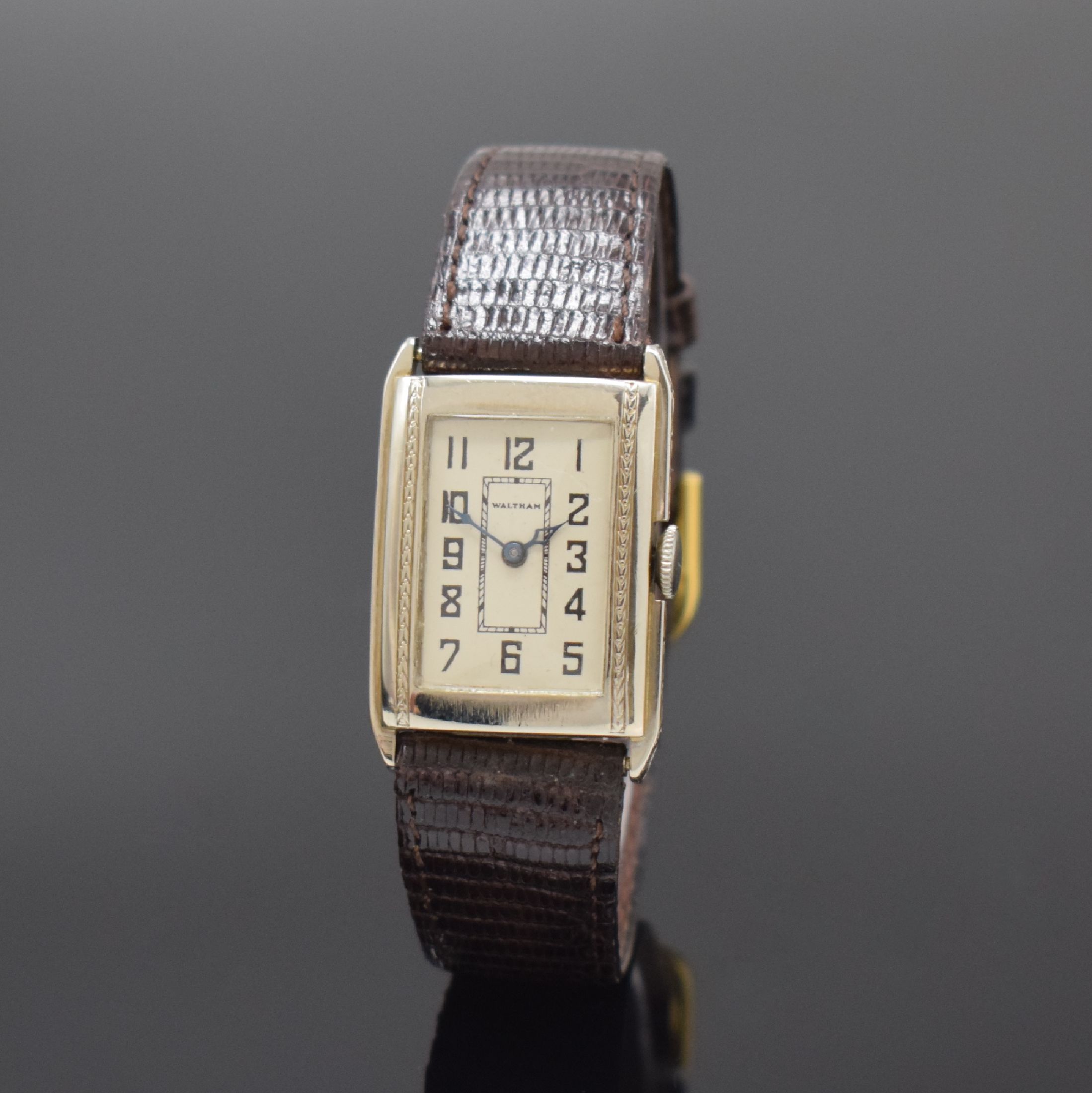 WALTHAM rechteckige Armbanduhr in WG 585/000, USA um 1935, Handaufzug, 2-tlg. Geh., Lünette u. Rand grav., silb. Zifferbl. rest., gebl. Zeiger, ...