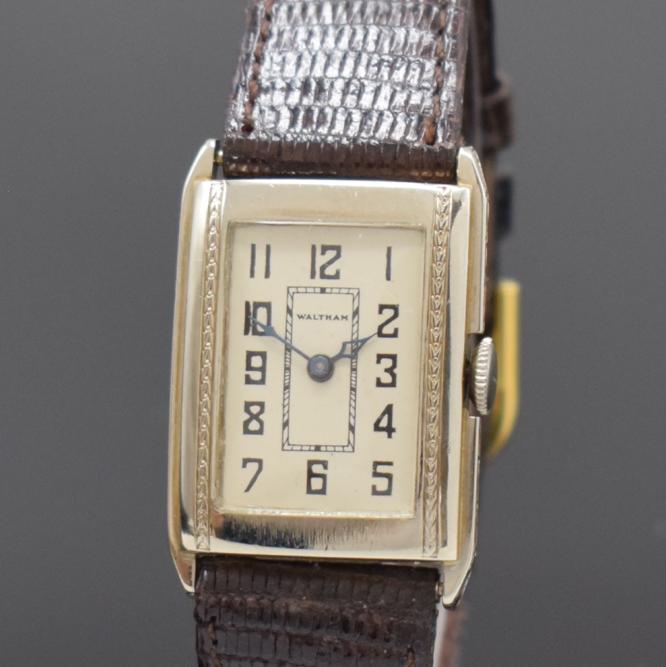 Detail a: WALTHAM rechteckige Armbanduhr in WG 585/000, USA um 1935, Handaufzug, 2-tlg. Geh., Lünette u. Rand grav., silb. Zifferbl. rest., gebl. Zeiger, ...