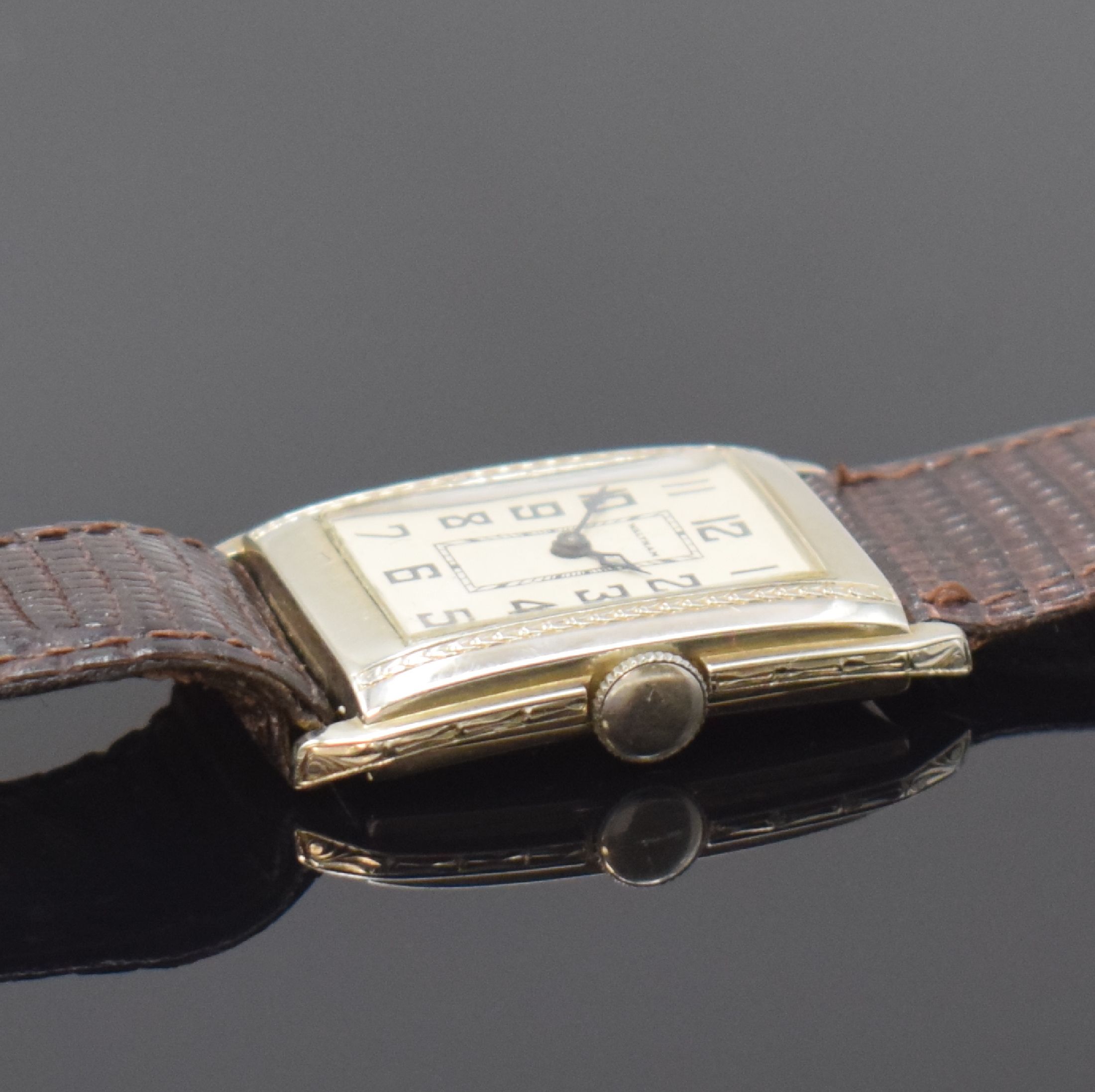 Detail b: WALTHAM rechteckige Armbanduhr in WG 585/000, USA um 1935, Handaufzug, 2-tlg. Geh., Lünette u. Rand grav., silb. Zifferbl. rest., gebl. Zeiger, ...