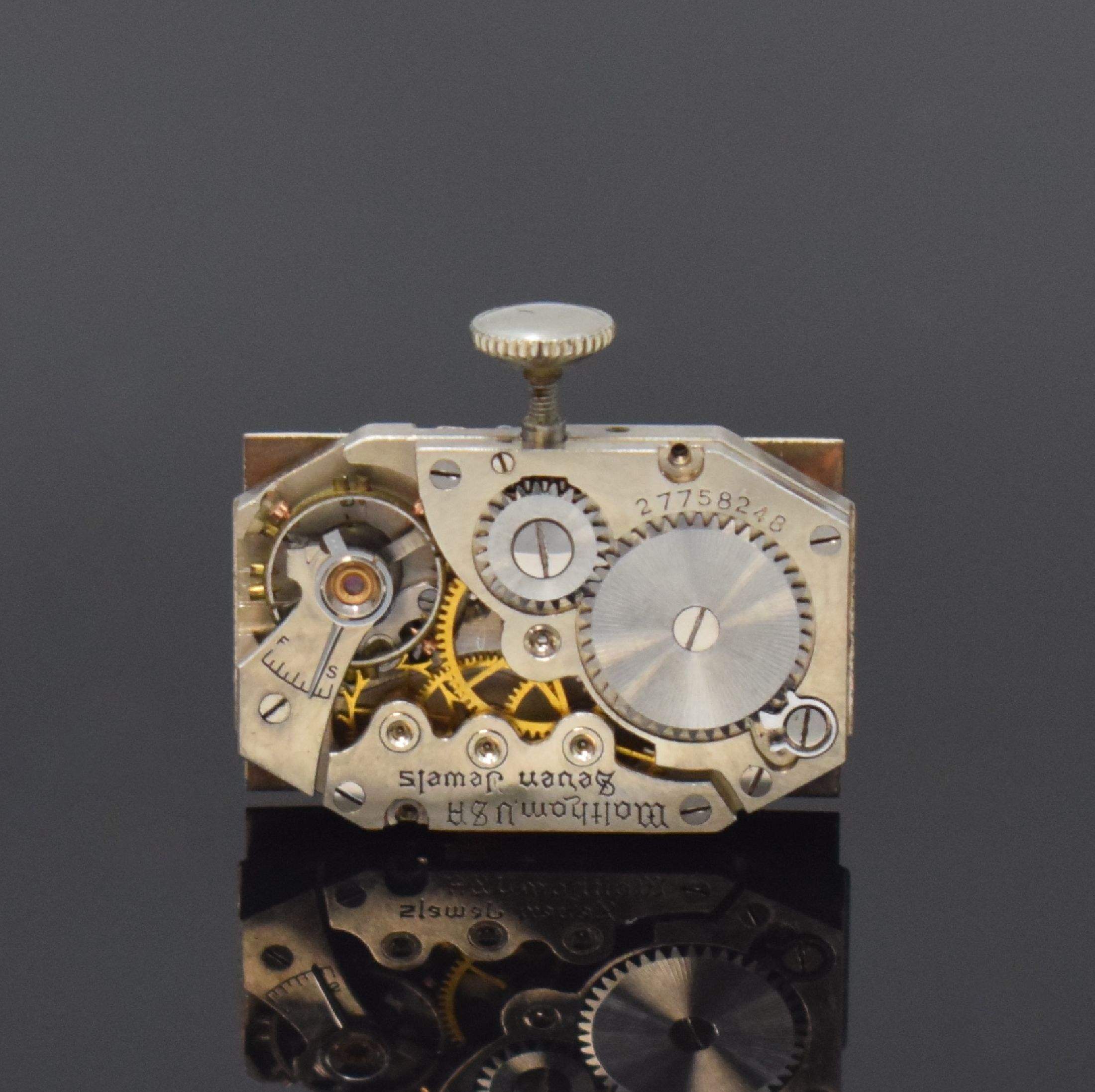 Detail d: WALTHAM rechteckige Armbanduhr in WG 585/000, USA um 1935, Handaufzug, 2-tlg. Geh., Lünette u. Rand grav., silb. Zifferbl. rest., gebl. Zeiger, ...