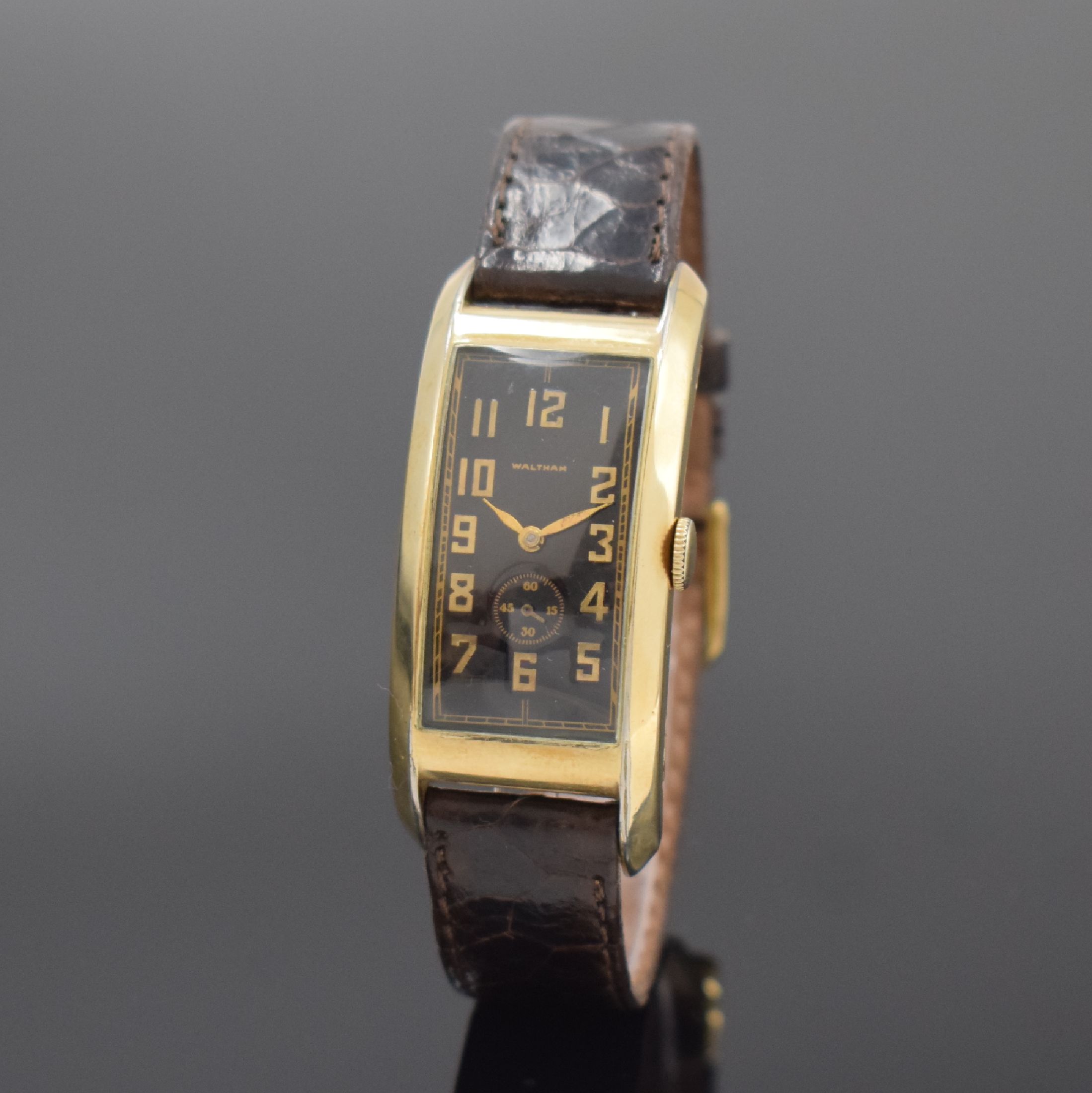 WALTHAM sehr stark gebogene, rechteckige Armbanduhr in 10k gold-filled, USA um 1945, Handaufzug, 2-tlg. Geh., Boden aufgedr., schwarzes Zifferbl. ...