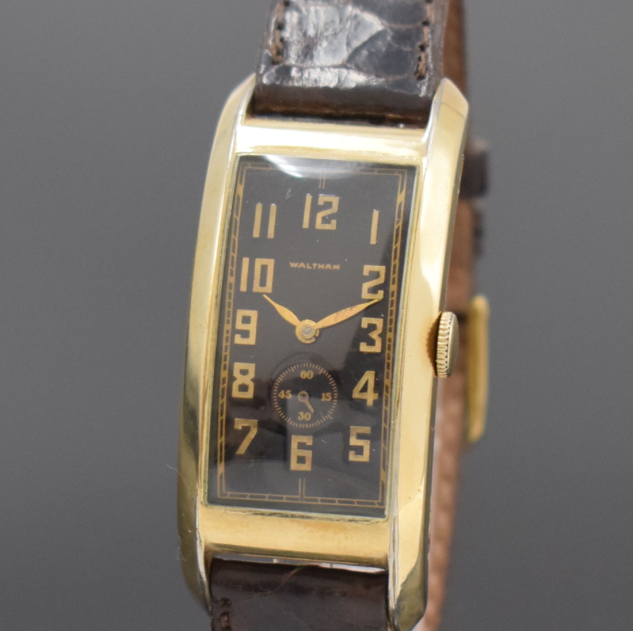Detail a: WALTHAM sehr stark gebogene, rechteckige Armbanduhr in 10k gold-filled, USA um 1945, Handaufzug, 2-tlg. Geh., Boden aufgedr., schwarzes Zifferbl. ...