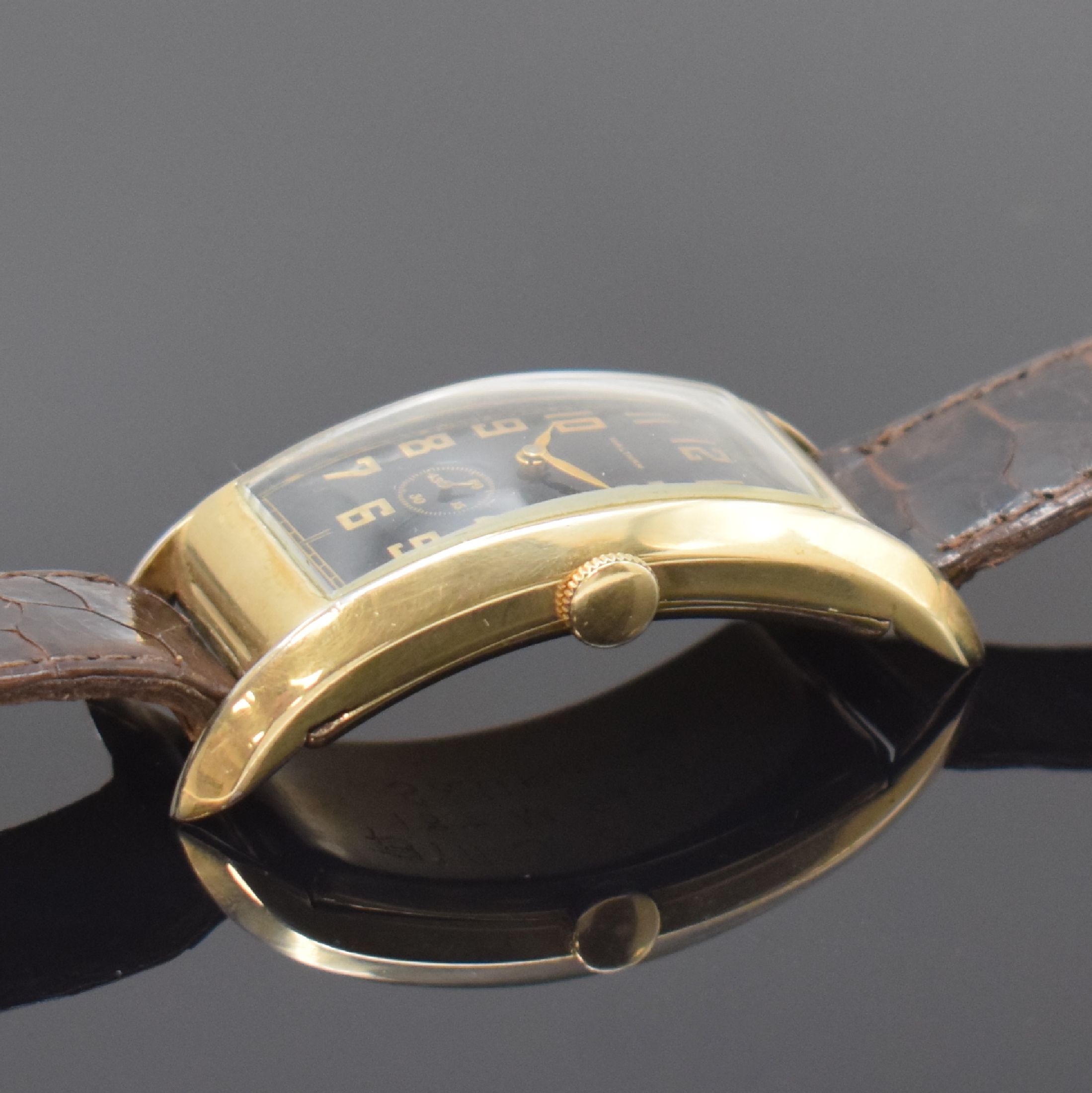 Detail b: WALTHAM sehr stark gebogene, rechteckige Armbanduhr in 10k gold-filled, USA um 1945, Handaufzug, 2-tlg. Geh., Boden aufgedr., schwarzes Zifferbl. ...
