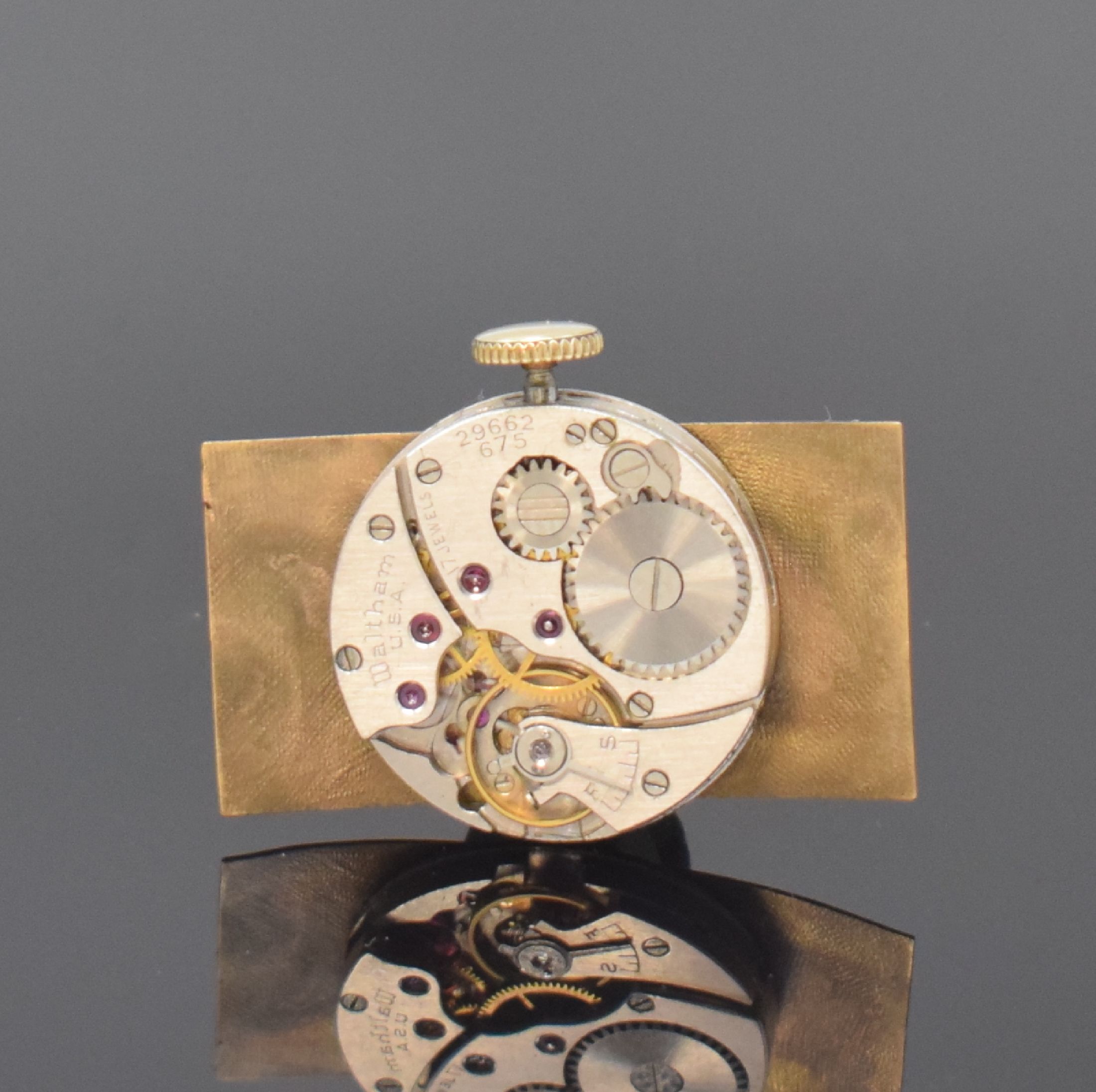 Detail d: WALTHAM sehr stark gebogene, rechteckige Armbanduhr in 10k gold-filled, USA um 1945, Handaufzug, 2-tlg. Geh., Boden aufgedr., schwarzes Zifferbl. ...