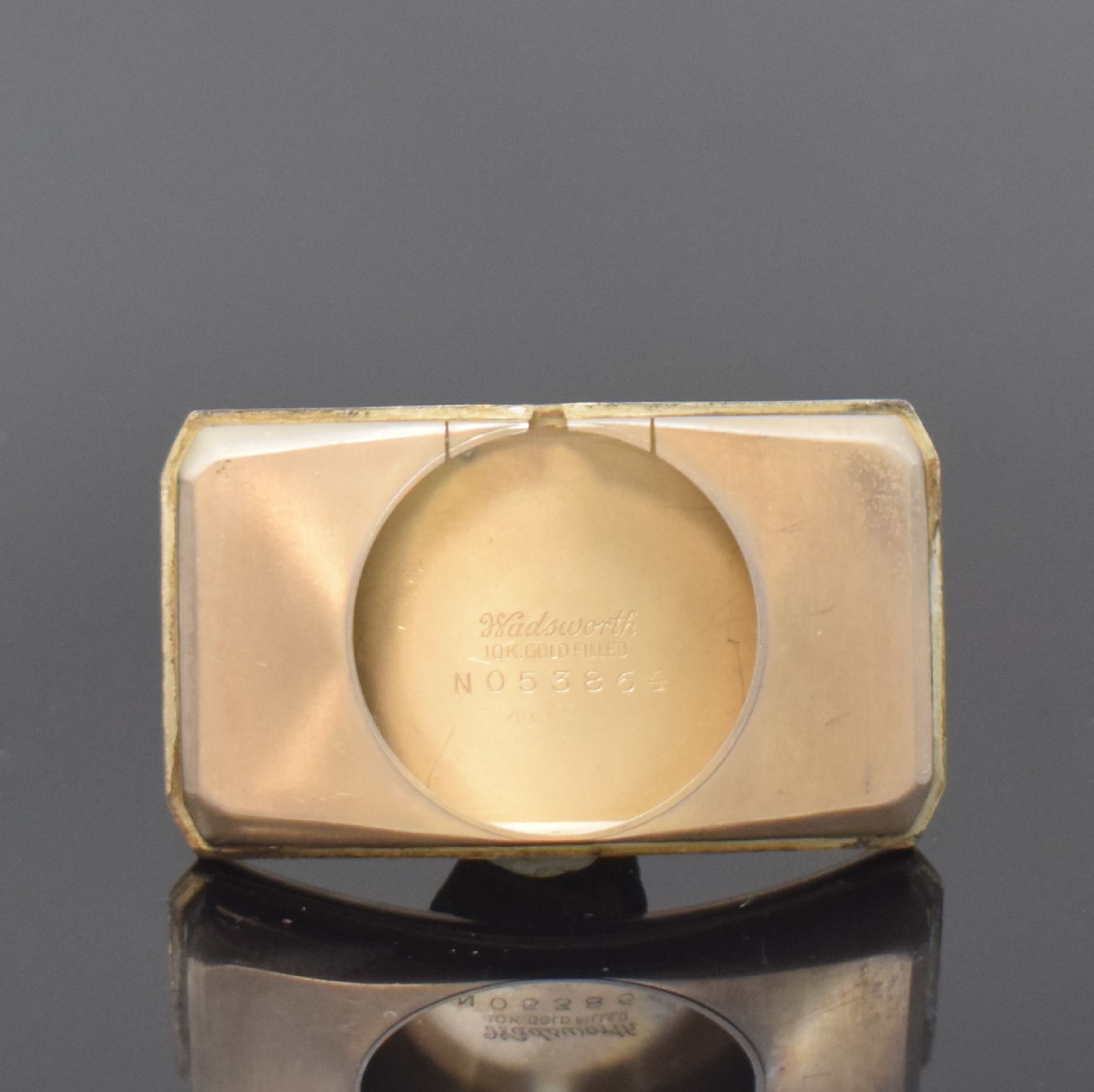 Detail e: WALTHAM sehr stark gebogene, rechteckige Armbanduhr in 10k gold-filled, USA um 1945, Handaufzug, 2-tlg. Geh., Boden aufgedr., schwarzes Zifferbl. ...
