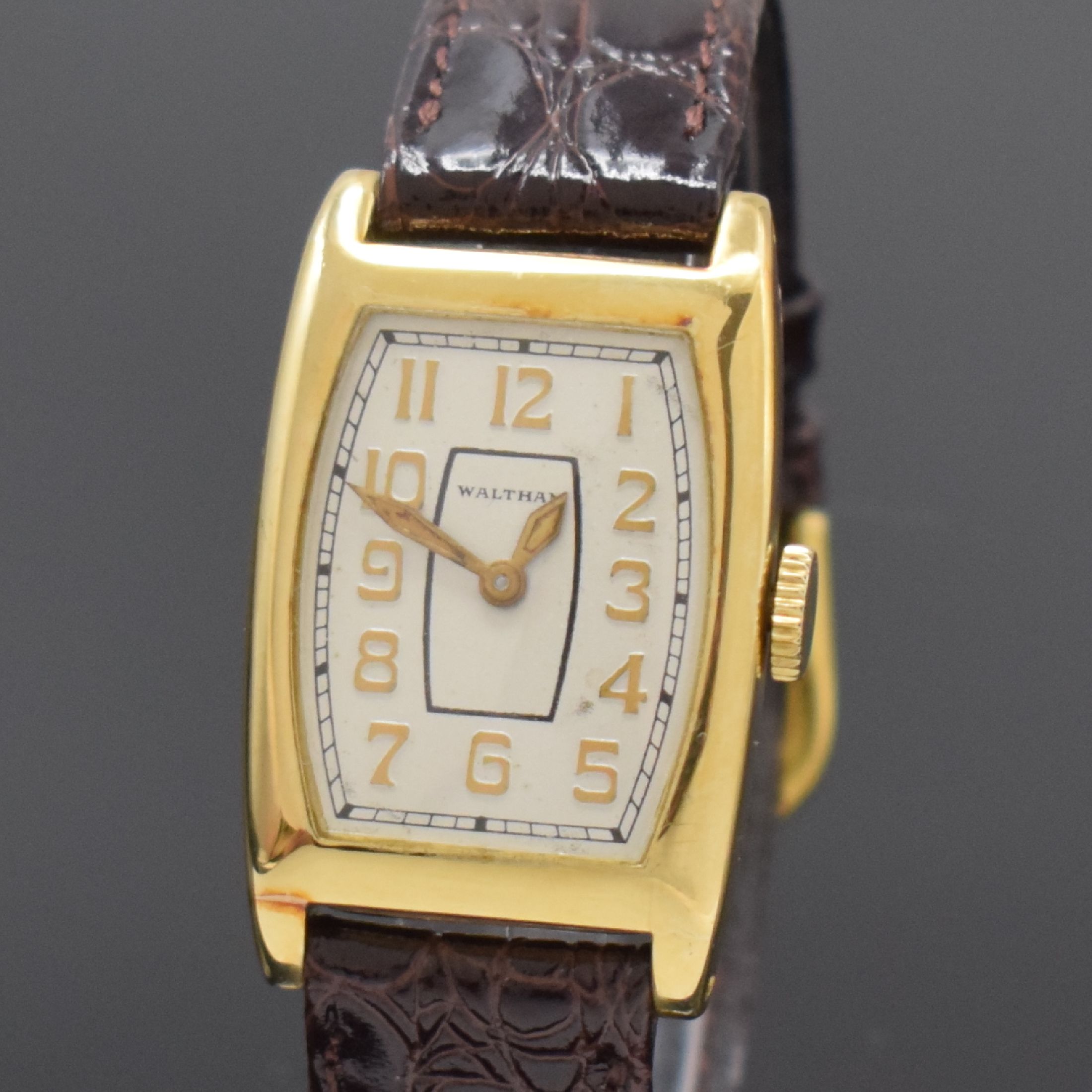 Detail a: WALTHAM rechteckige Armbanduhr in GG 585/000, USA um 1930, Handaufzug, 2-tlg. Geh., Boden aufgedr., silb. Zifferbl., gold. Zahlen u. Zeiger, vern. ...