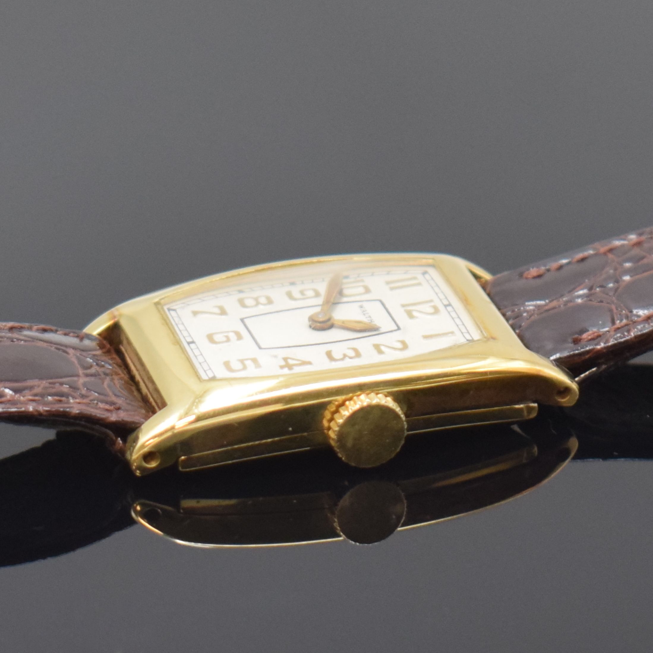 Detail b: WALTHAM rechteckige Armbanduhr in GG 585/000, USA um 1930, Handaufzug, 2-tlg. Geh., Boden aufgedr., silb. Zifferbl., gold. Zahlen u. Zeiger, vern. ...