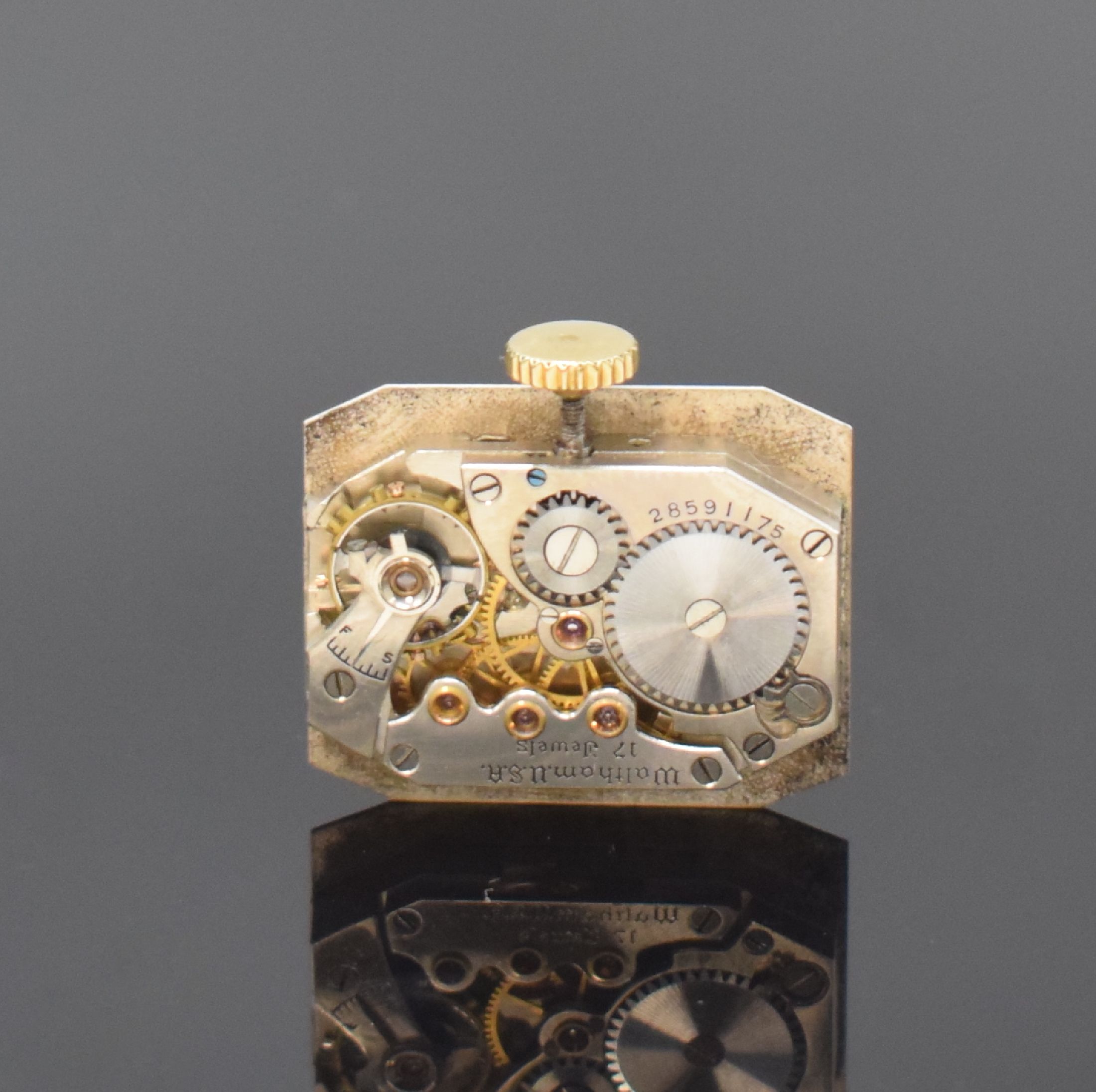 Detail d: WALTHAM rechteckige Armbanduhr in GG 585/000, USA um 1930, Handaufzug, 2-tlg. Geh., Boden aufgedr., silb. Zifferbl., gold. Zahlen u. Zeiger, vern. ...
