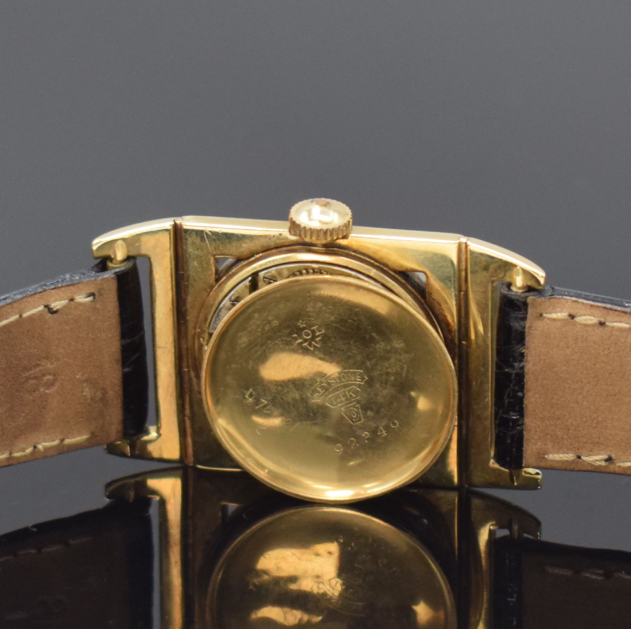 Detail e: WALTHAM seltene rechteckige Armbanduhr in GG 585/000, USA um 1930, Handaufzug, Geh. m. beweglichen Anstößen in der Art der Piping Rock, Boden ...