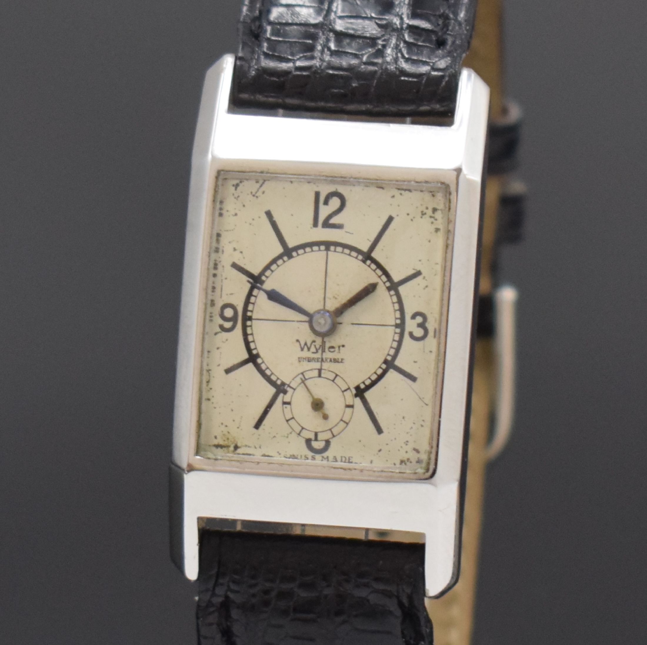 Detail a: WYLER seltene rechteckige Armbanduhr mit rückseitigem Aufzug, Schweiz um 1935, Handaufzug, verchromtes Scharniergeh., im Boden Krone f. Aufzug u. ...