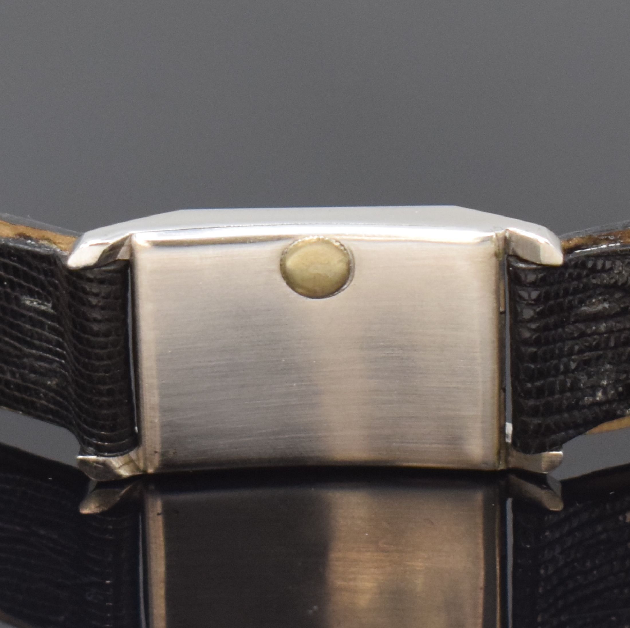 Detail b: WYLER seltene rechteckige Armbanduhr mit rückseitigem Aufzug, Schweiz um 1935, Handaufzug, verchromtes Scharniergeh., im Boden Krone f. Aufzug u. ...
