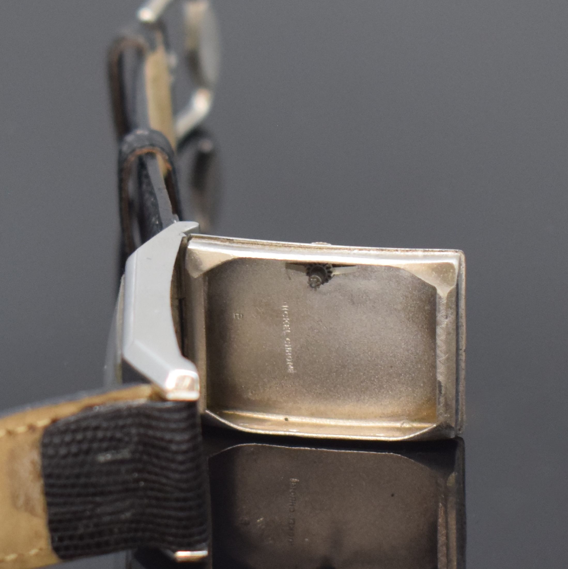 Detail c: WYLER seltene rechteckige Armbanduhr mit rückseitigem Aufzug, Schweiz um 1935, Handaufzug, verchromtes Scharniergeh., im Boden Krone f. Aufzug u. ...