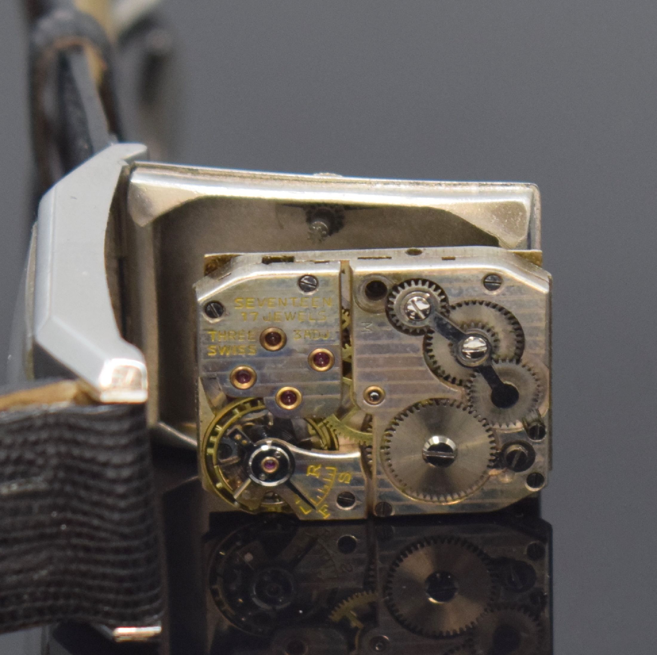 Detail d: WYLER seltene rechteckige Armbanduhr mit rückseitigem Aufzug, Schweiz um 1935, Handaufzug, verchromtes Scharniergeh., im Boden Krone f. Aufzug u. ...