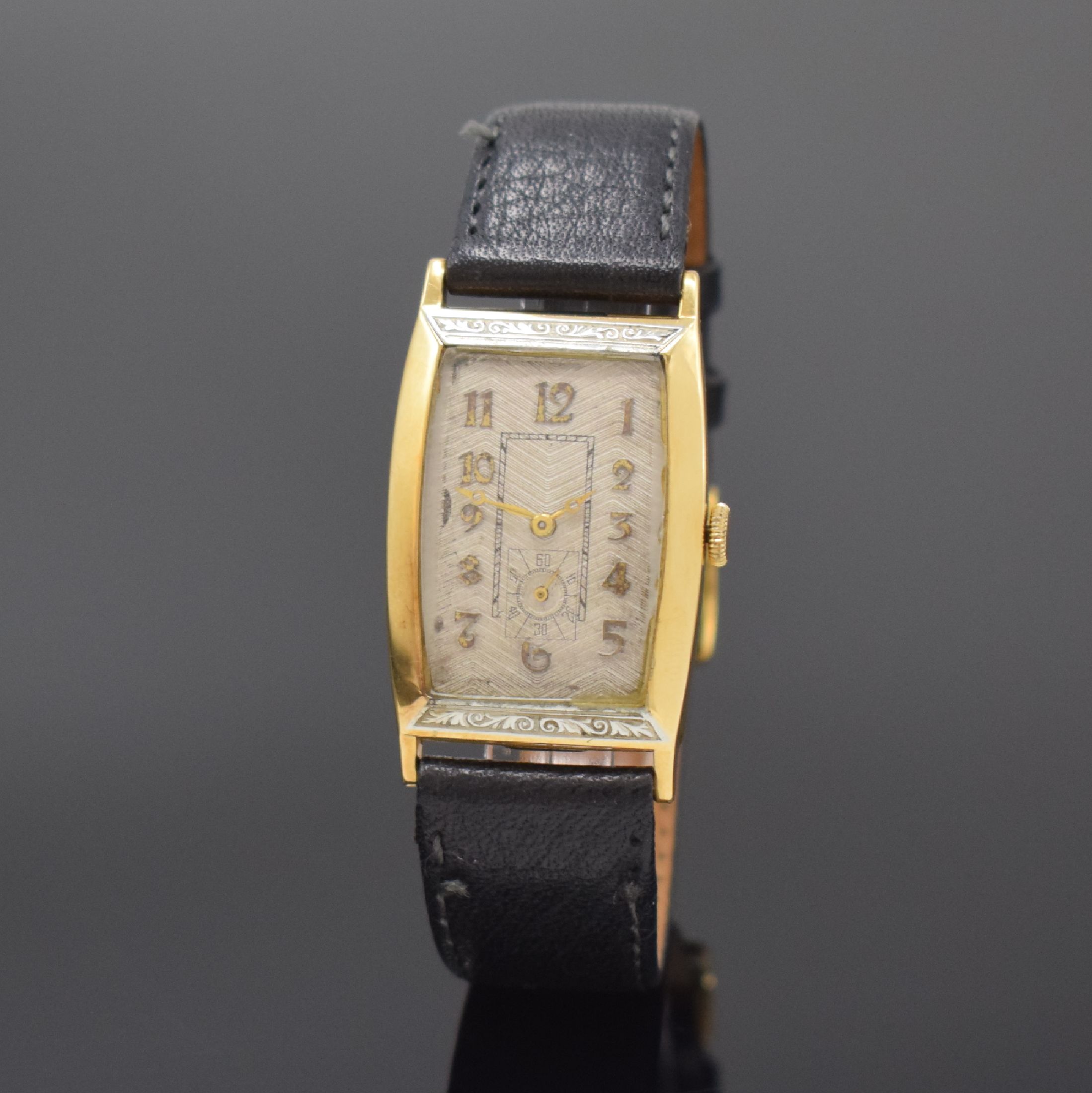 Frühe Armbanduhr in GG 750/000, Schweiz um 1935, Handaufzug, tonneau-förm. Scharniergeh.,einges. grav. Weißgold Elemente, silb. Strukturzifferbl. ...