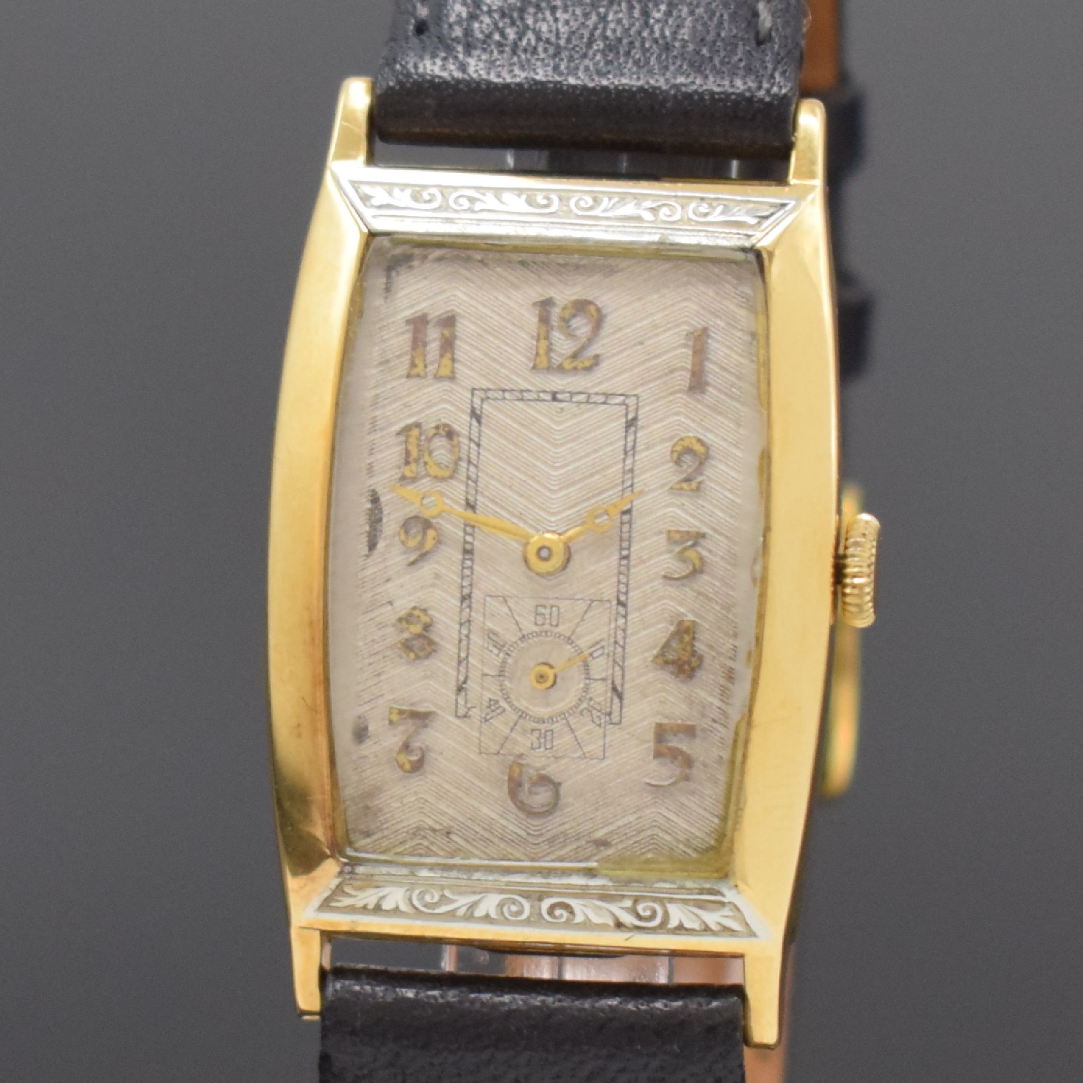 Detail a: Frühe Armbanduhr in GG 750/000, Schweiz um 1935, Handaufzug, tonneau-förm. Scharniergeh.,einges. grav. Weißgold Elemente, silb. Strukturzifferbl. ...