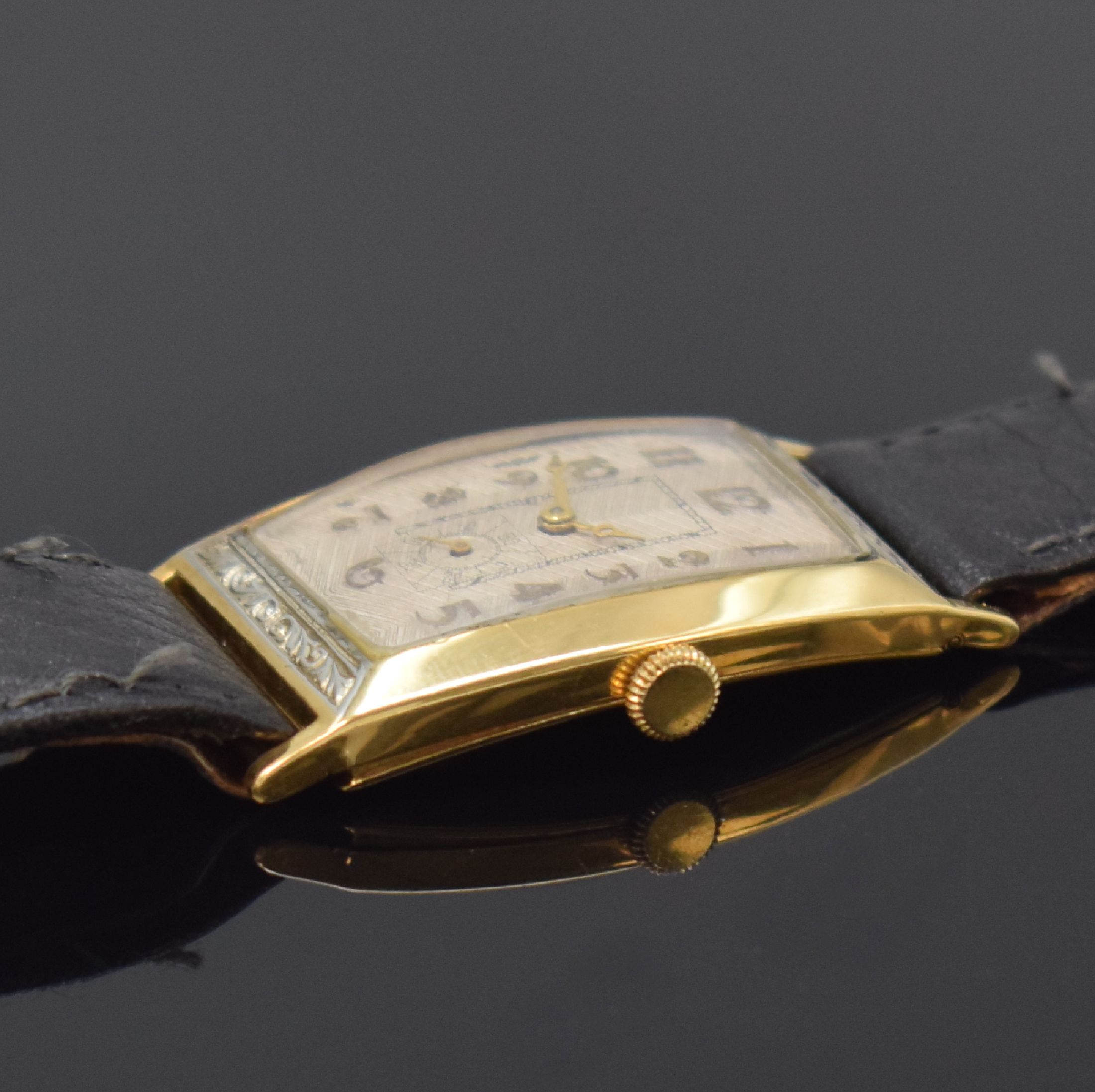 Detail b: Frühe Armbanduhr in GG 750/000, Schweiz um 1935, Handaufzug, tonneau-förm. Scharniergeh.,einges. grav. Weißgold Elemente, silb. Strukturzifferbl. ...
