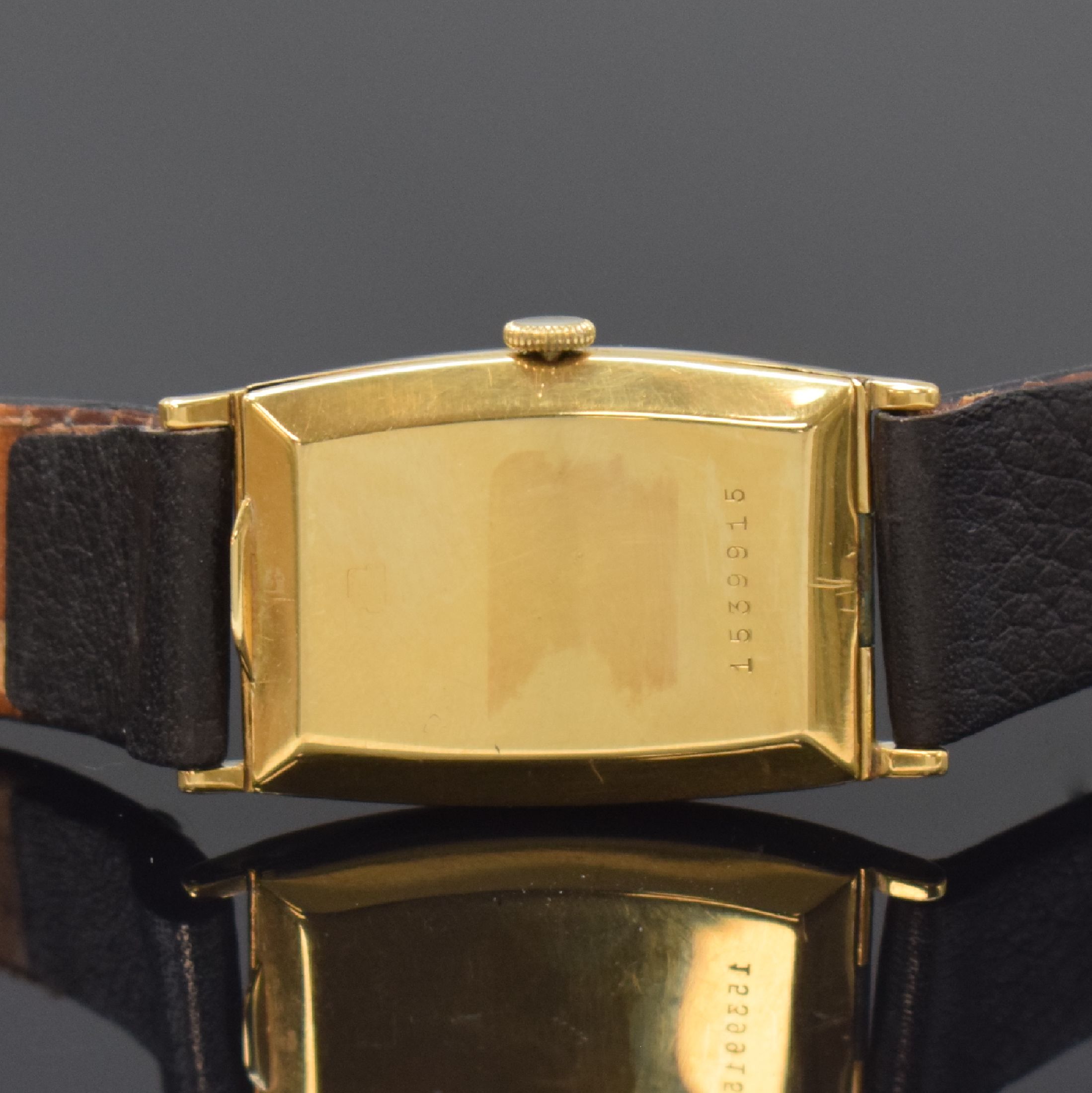 Detail c: Frühe Armbanduhr in GG 750/000, Schweiz um 1935, Handaufzug, tonneau-förm. Scharniergeh.,einges. grav. Weißgold Elemente, silb. Strukturzifferbl. ...