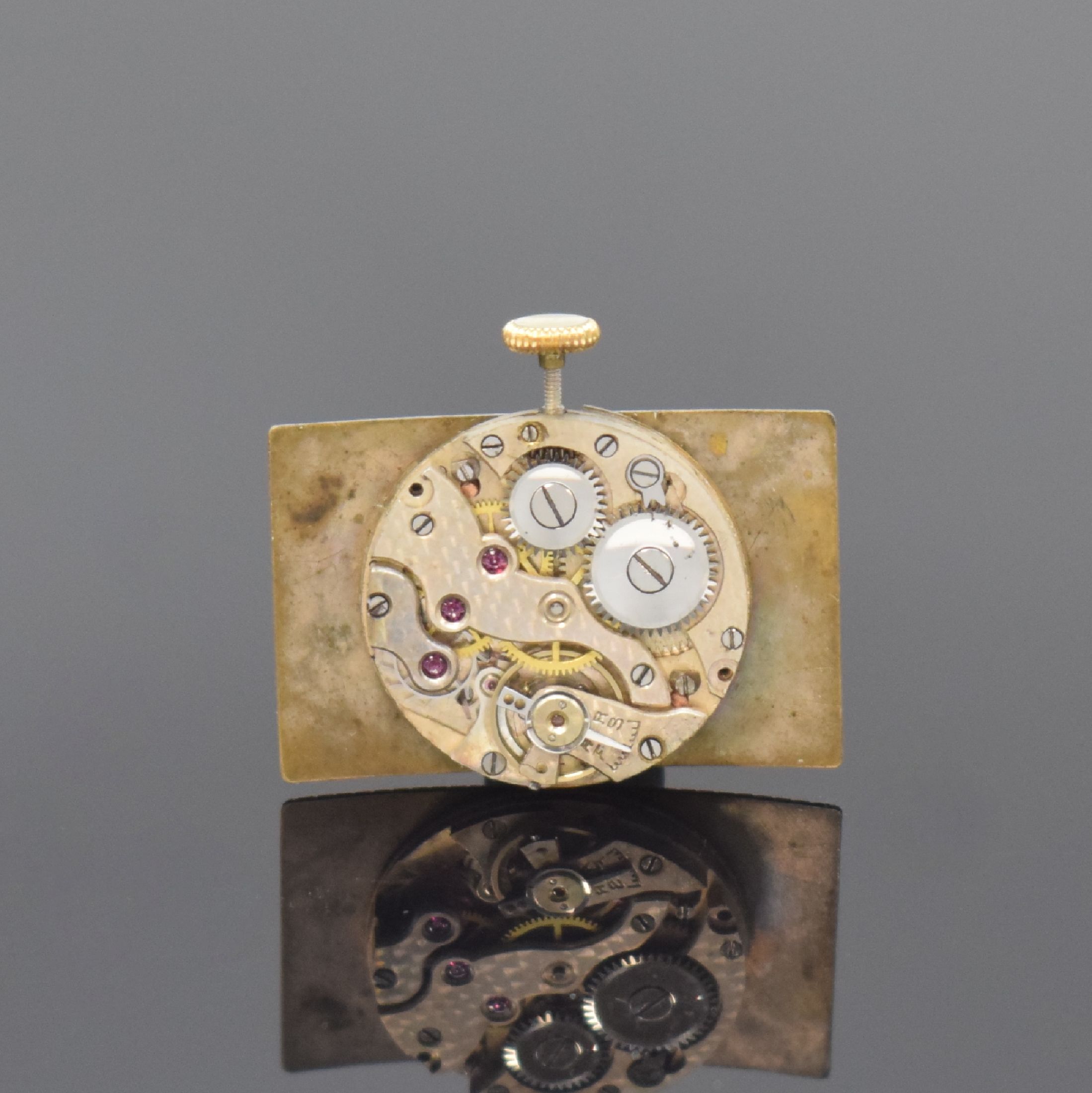 Detail d: Frühe Armbanduhr in GG 750/000, Schweiz um 1935, Handaufzug, tonneau-förm. Scharniergeh.,einges. grav. Weißgold Elemente, silb. Strukturzifferbl. ...