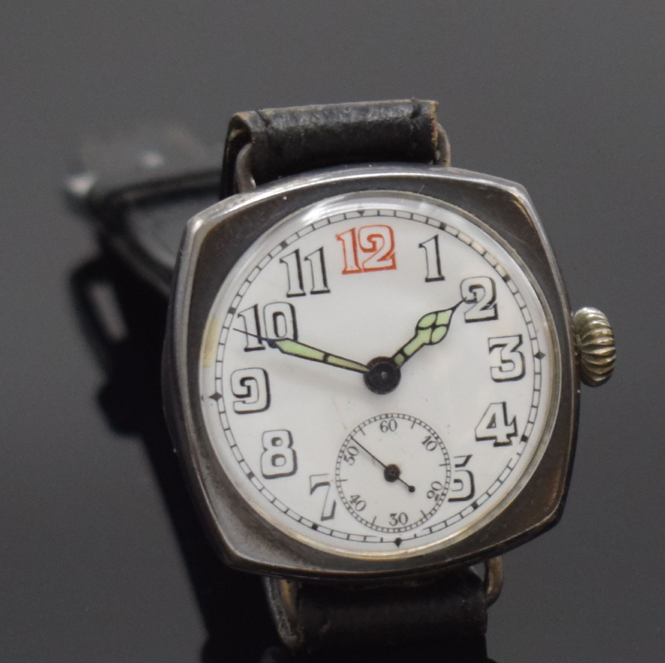 Detail b: 2 frühe Armbanduhren mit Emailzifferblättern in Silber / versilbert, Schweiz um 1915, Handaufzug, 3-tlg. Gehäuse, Böden u. Lünetten aufgedr., ...