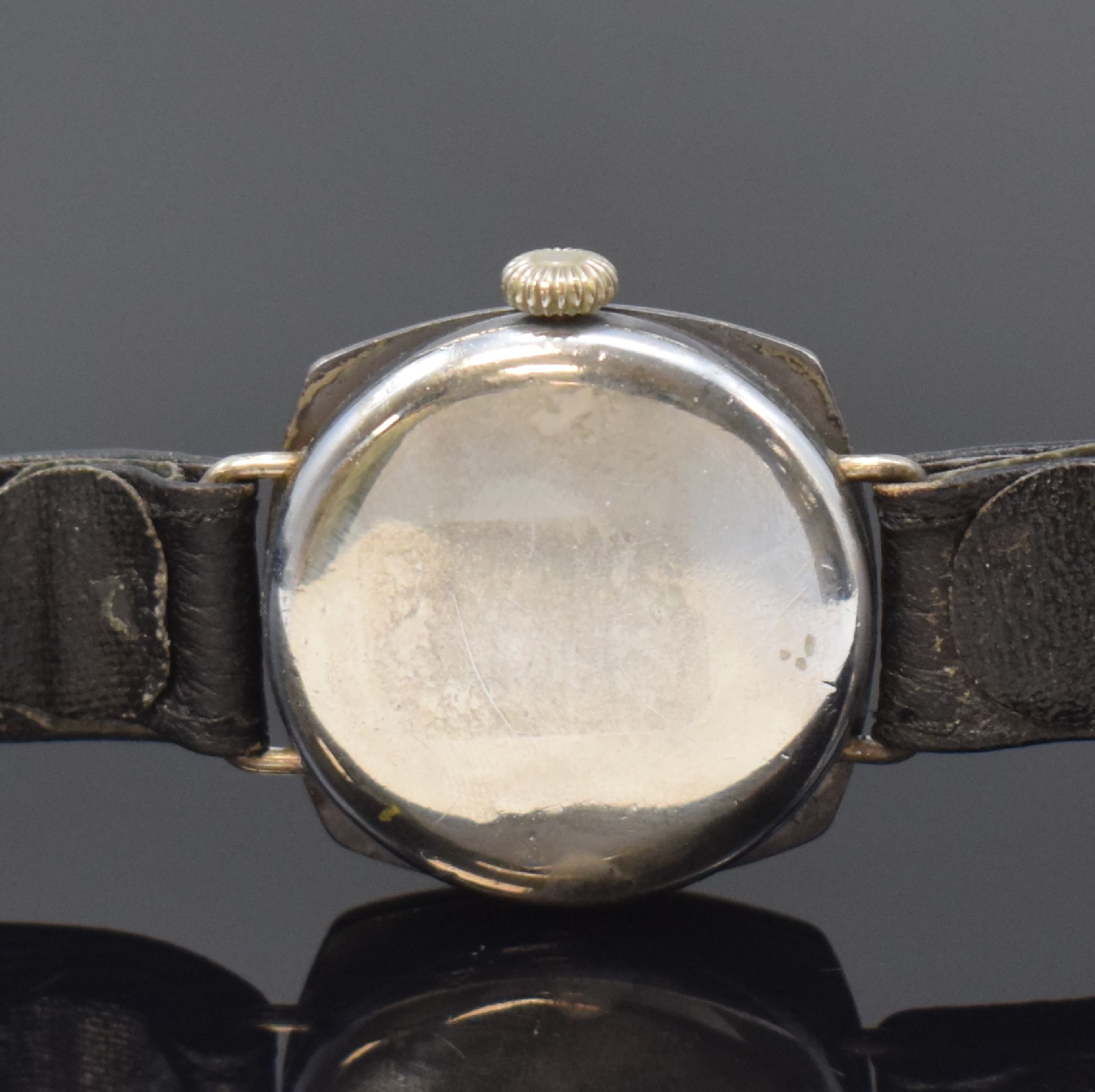 Detail f: 2 frühe Armbanduhren mit Emailzifferblättern in Silber / versilbert, Schweiz um 1915, Handaufzug, 3-tlg. Gehäuse, Böden u. Lünetten aufgedr., ...