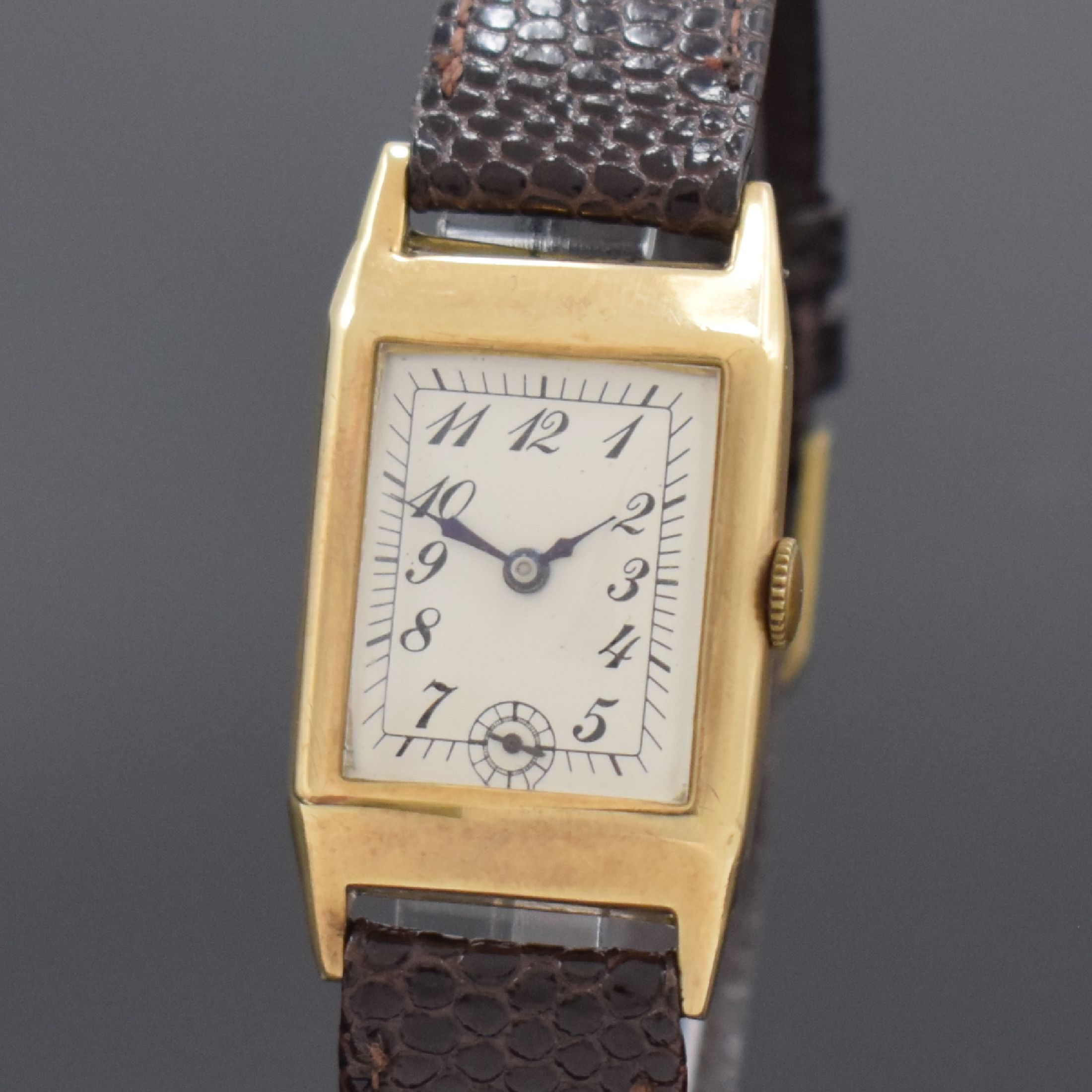 Detail a: ROTARY rechteckige Armbanduhr in GG 375/000, Schweiz / England um 1935, Handaufzug, engl. Scharniergeh., silb. Zifferbl., rest., gebl. Zeiger, silb. ...