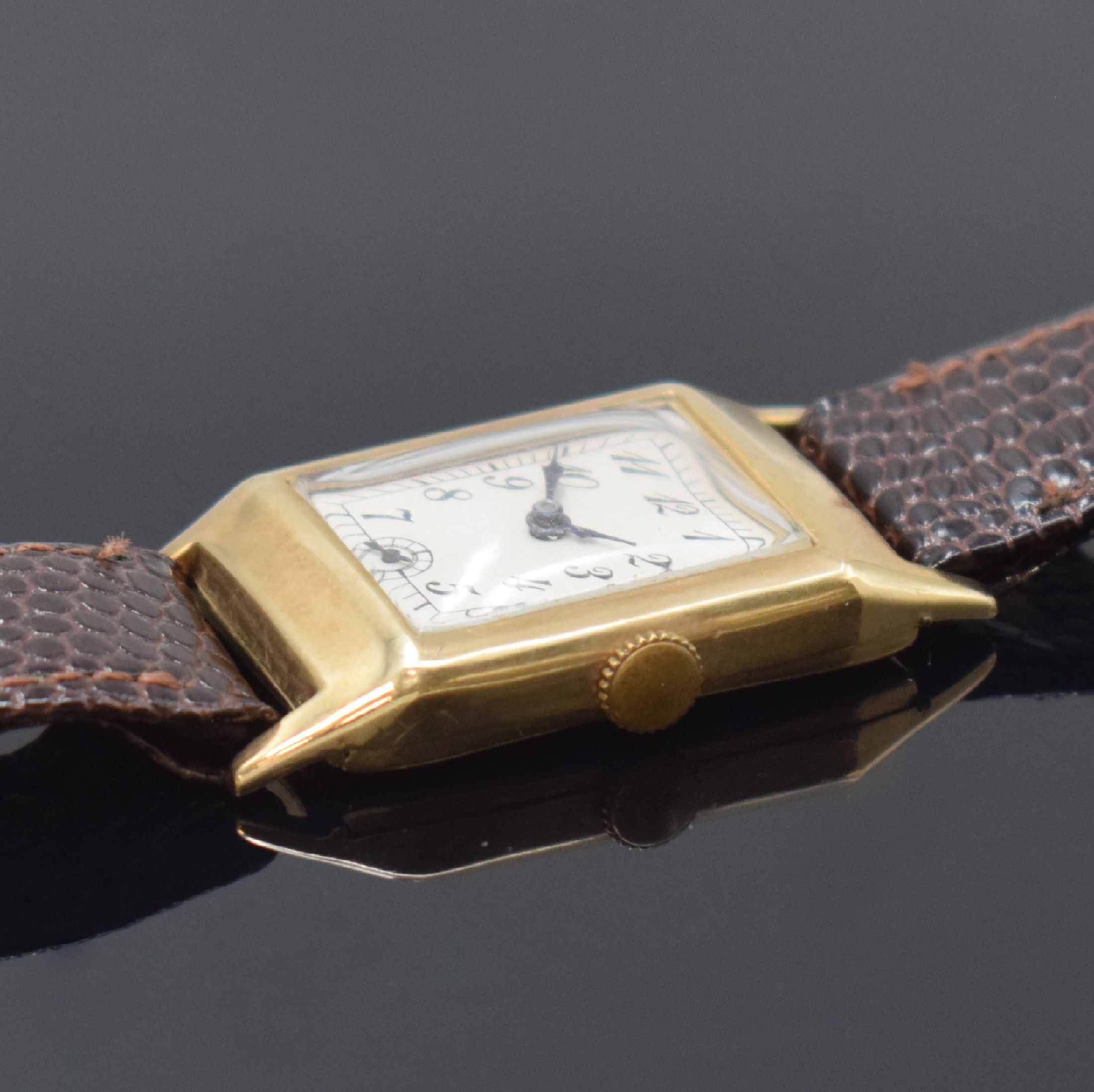 Detail b: ROTARY rechteckige Armbanduhr in GG 375/000, Schweiz / England um 1935, Handaufzug, engl. Scharniergeh., silb. Zifferbl., rest., gebl. Zeiger, silb. ...
