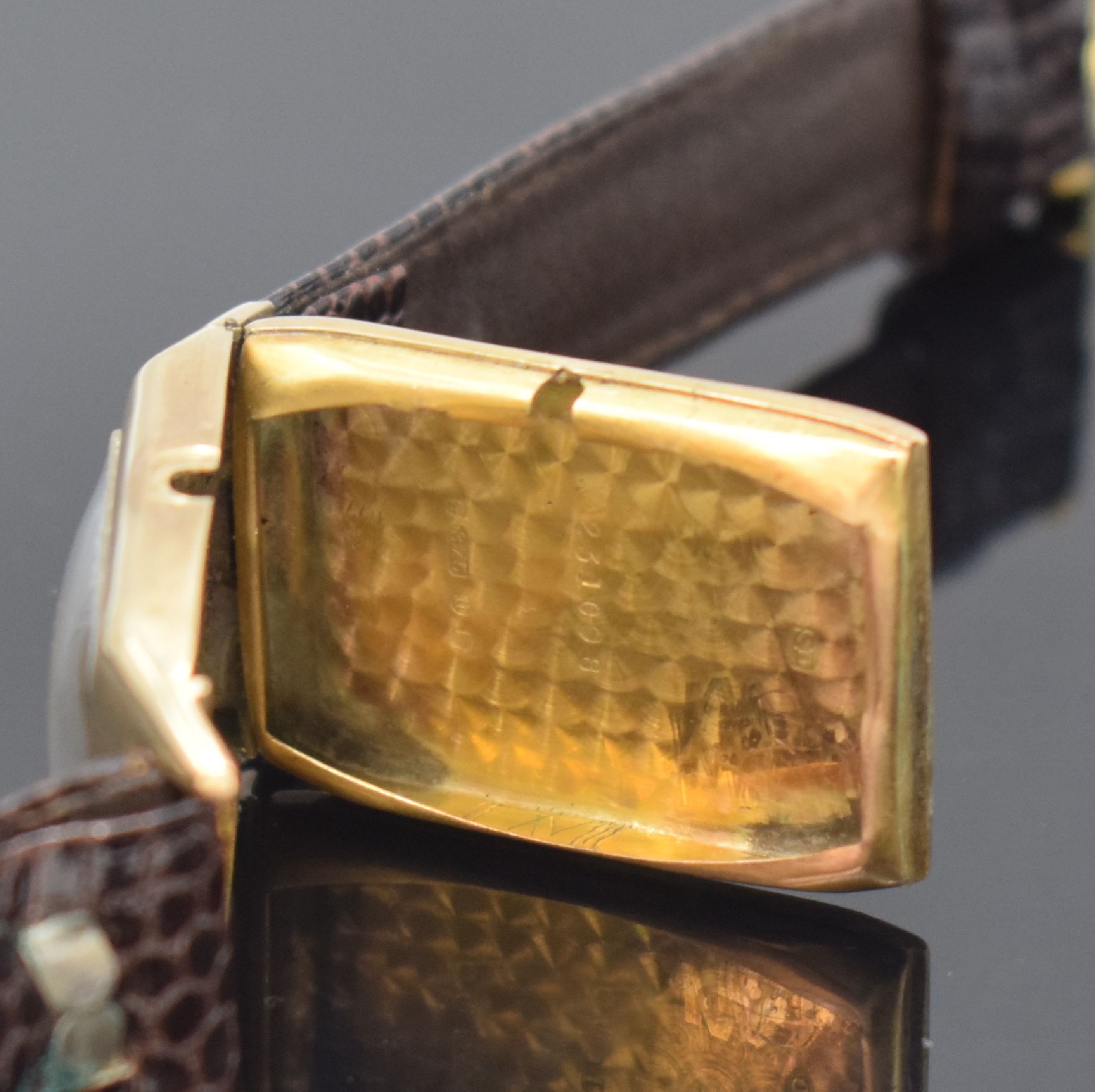 Detail d: ROTARY rechteckige Armbanduhr in GG 375/000, Schweiz / England um 1935, Handaufzug, engl. Scharniergeh., silb. Zifferbl., rest., gebl. Zeiger, silb. ...