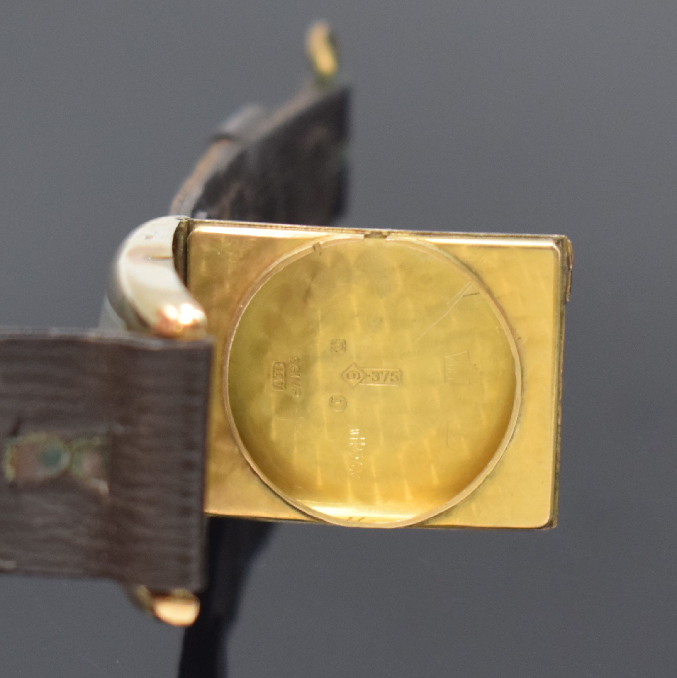 Detail d: LONGINES rechteckige Armbanduhr in 9k Gold, Schweiz / England um 1930, Handaufzug, engl. Scharniergeh., Boden m. Widmungsgrav. v. 1935, silb. ...