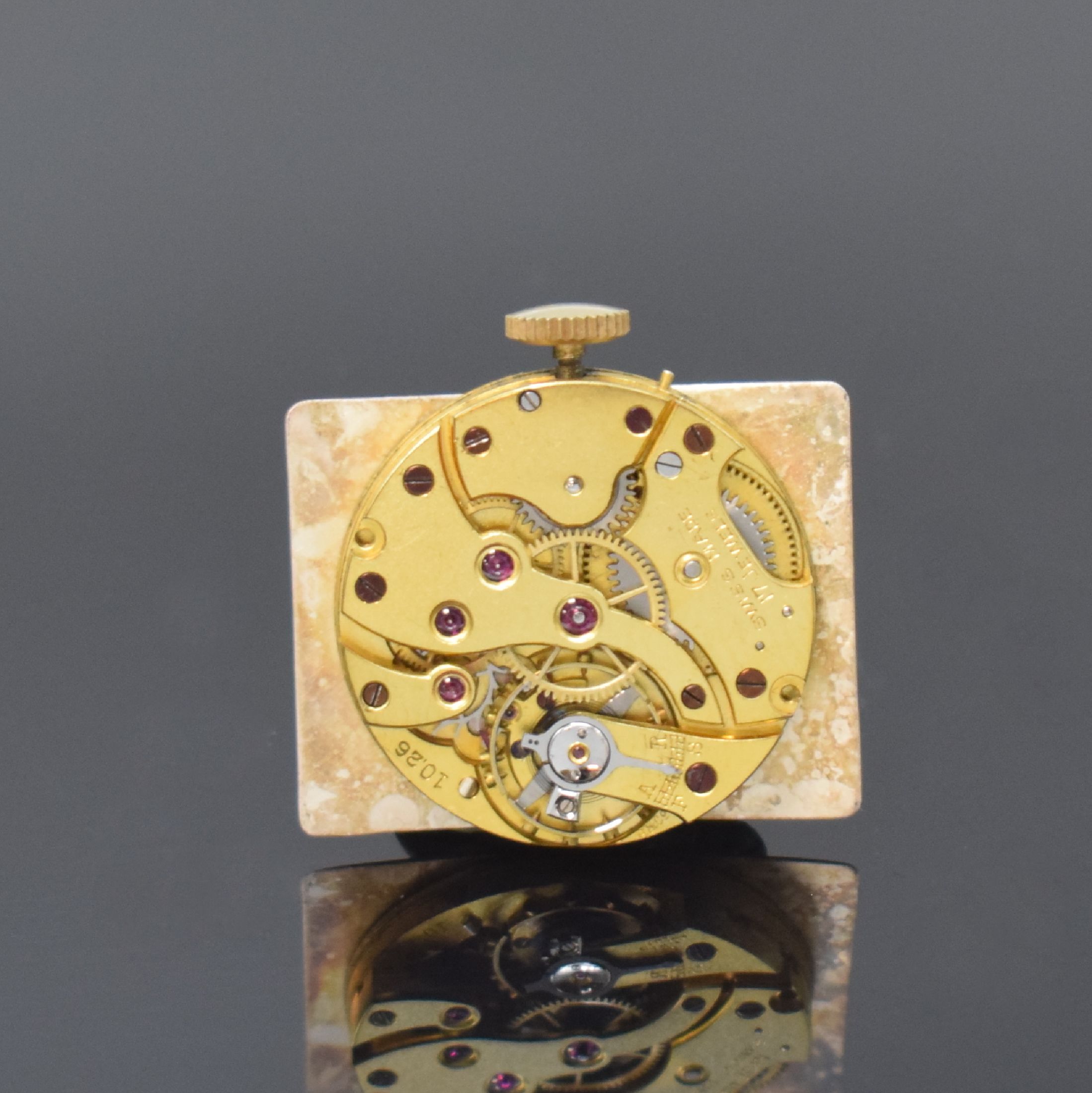 Detail e: LONGINES rechteckige Armbanduhr in 9k Gold, Schweiz / England um 1930, Handaufzug, engl. Scharniergeh., Boden m. Widmungsgrav. v. 1935, silb. ...