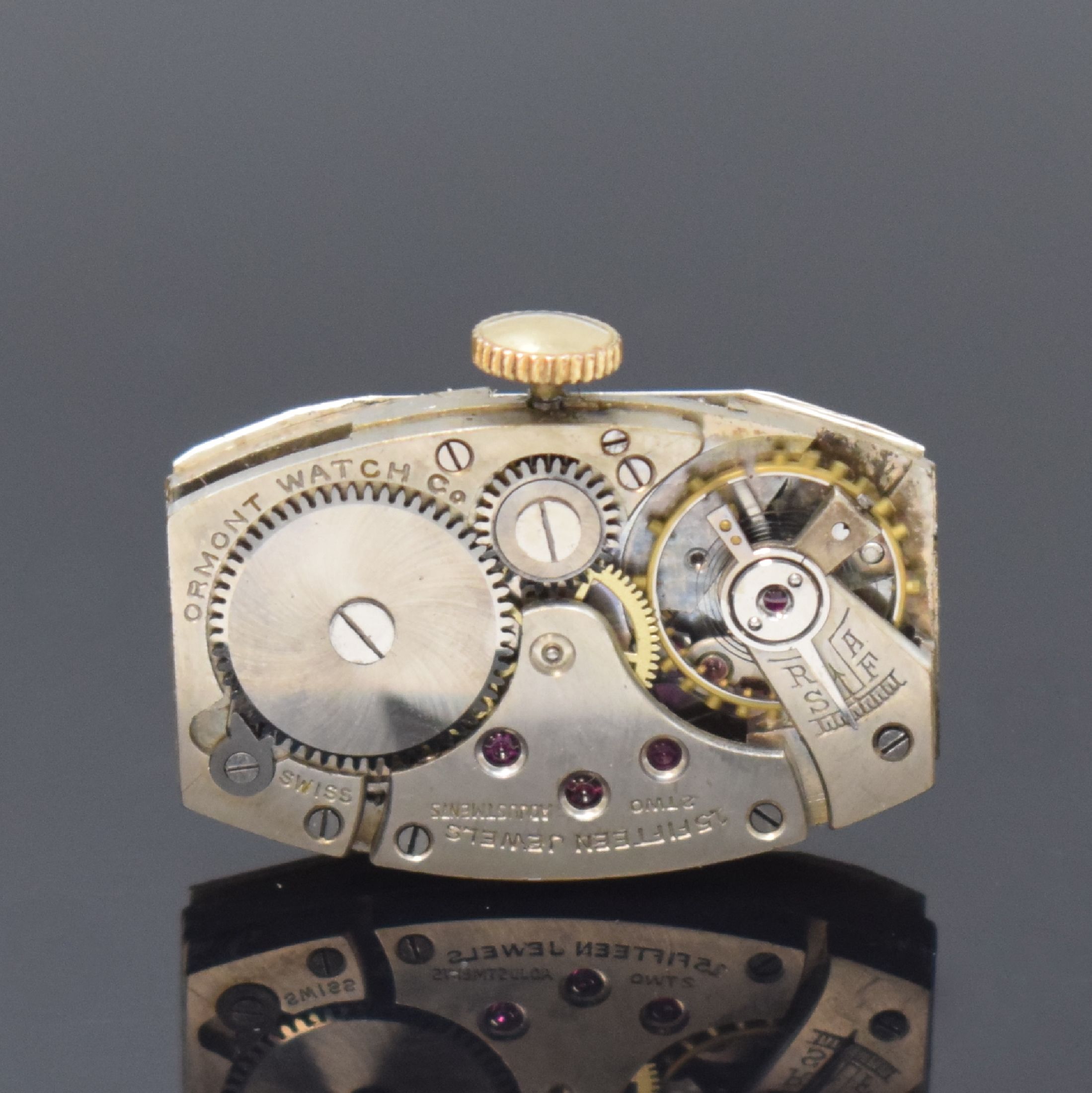 Detail e: ORMONT WATCH CO Armbanduhr in 14k WG/GG, Schweiz / USA um 1935, Handaufzug, tonneau- förm. Scharniergeh., silb. Zifferbl. rest., gold. Zeiger ...