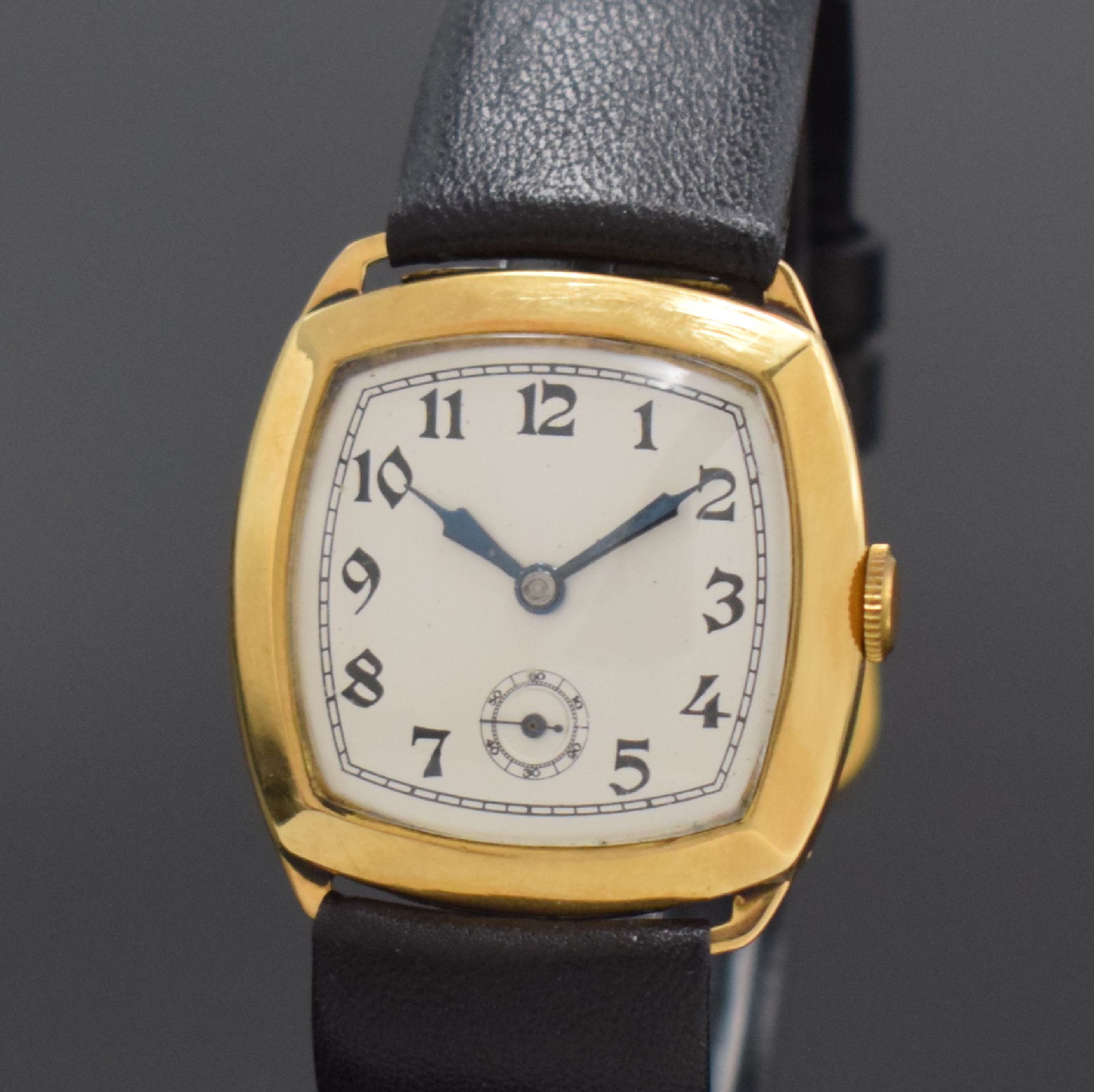 Detail a: Frühe Armbanduhr in 18k Gold, Schweiz / England um 1925, Handaufzug, Carré-Cambré Scharniergeh., Boden m. Monogramm-Grav., silb. Zifferbl. rest., ...