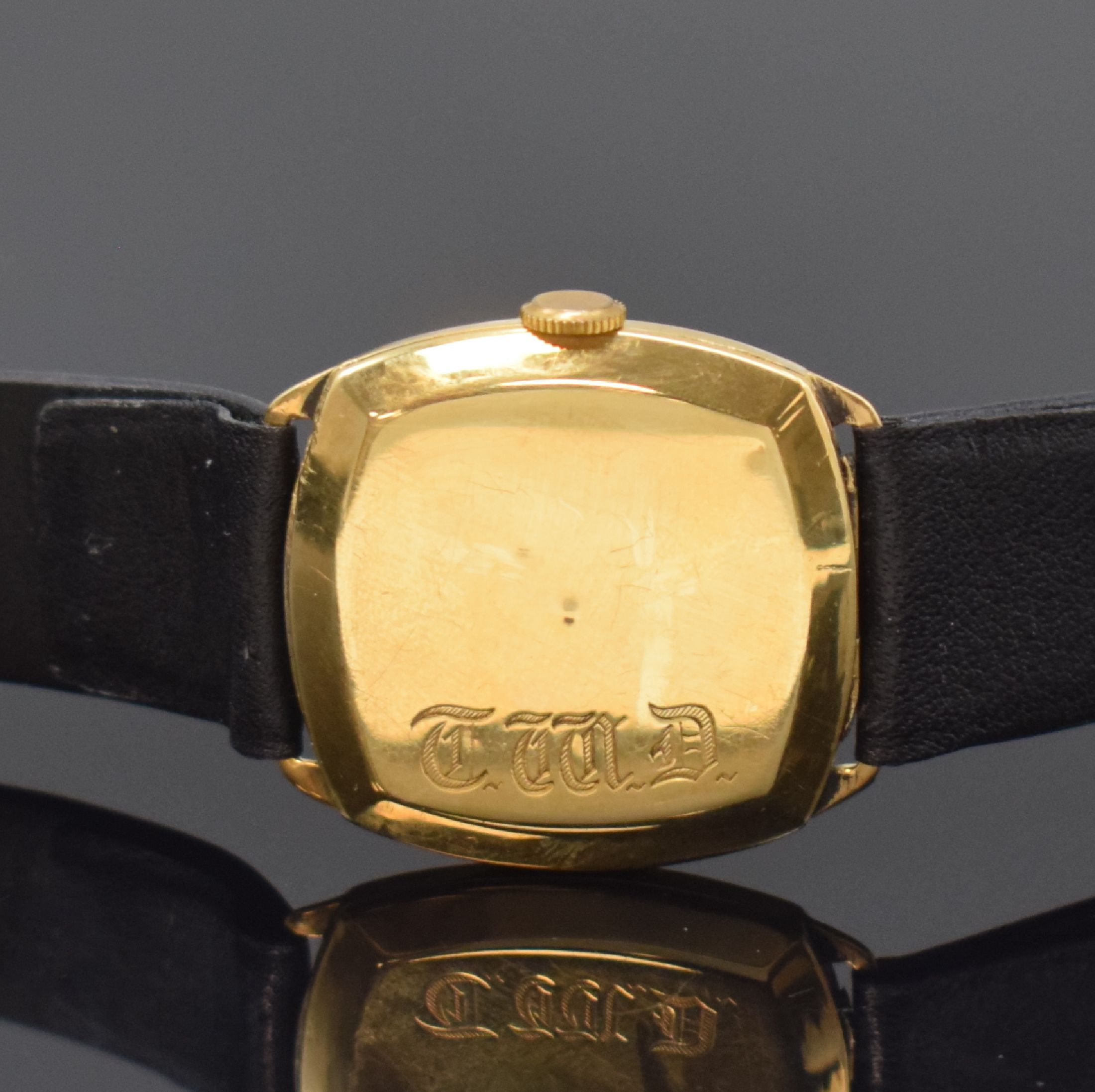 Detail c: Frühe Armbanduhr in 18k Gold, Schweiz / England um 1925, Handaufzug, Carré-Cambré Scharniergeh., Boden m. Monogramm-Grav., silb. Zifferbl. rest., ...