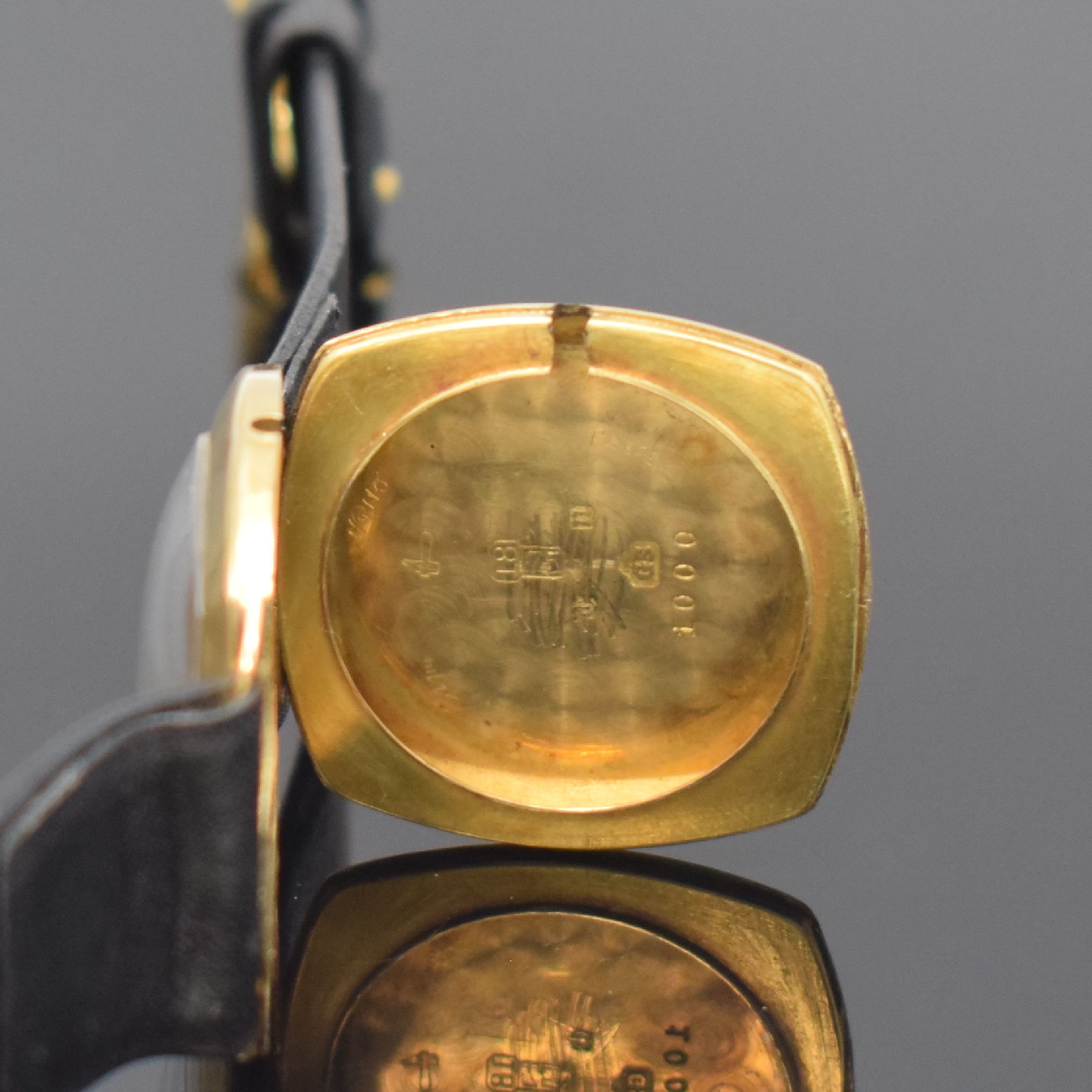 Detail d: Frühe Armbanduhr in 18k Gold, Schweiz / England um 1925, Handaufzug, Carré-Cambré Scharniergeh., Boden m. Monogramm-Grav., silb. Zifferbl. rest., ...