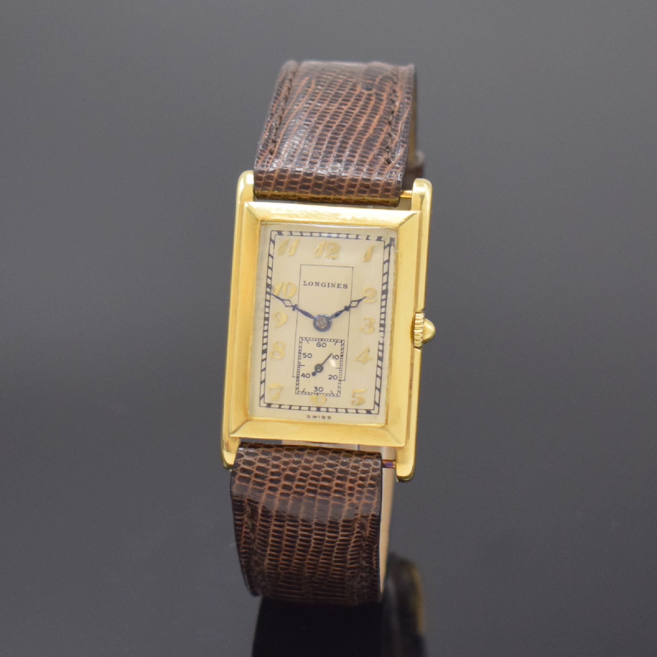LONGINES rechteckige Armbanduhr in GG 750/000, Schweiz um 1929, Handaufzug, Scharniergeh., silb. Zifferbl. rest. m. aufges. gold. Breguet-Zahlen, ...
