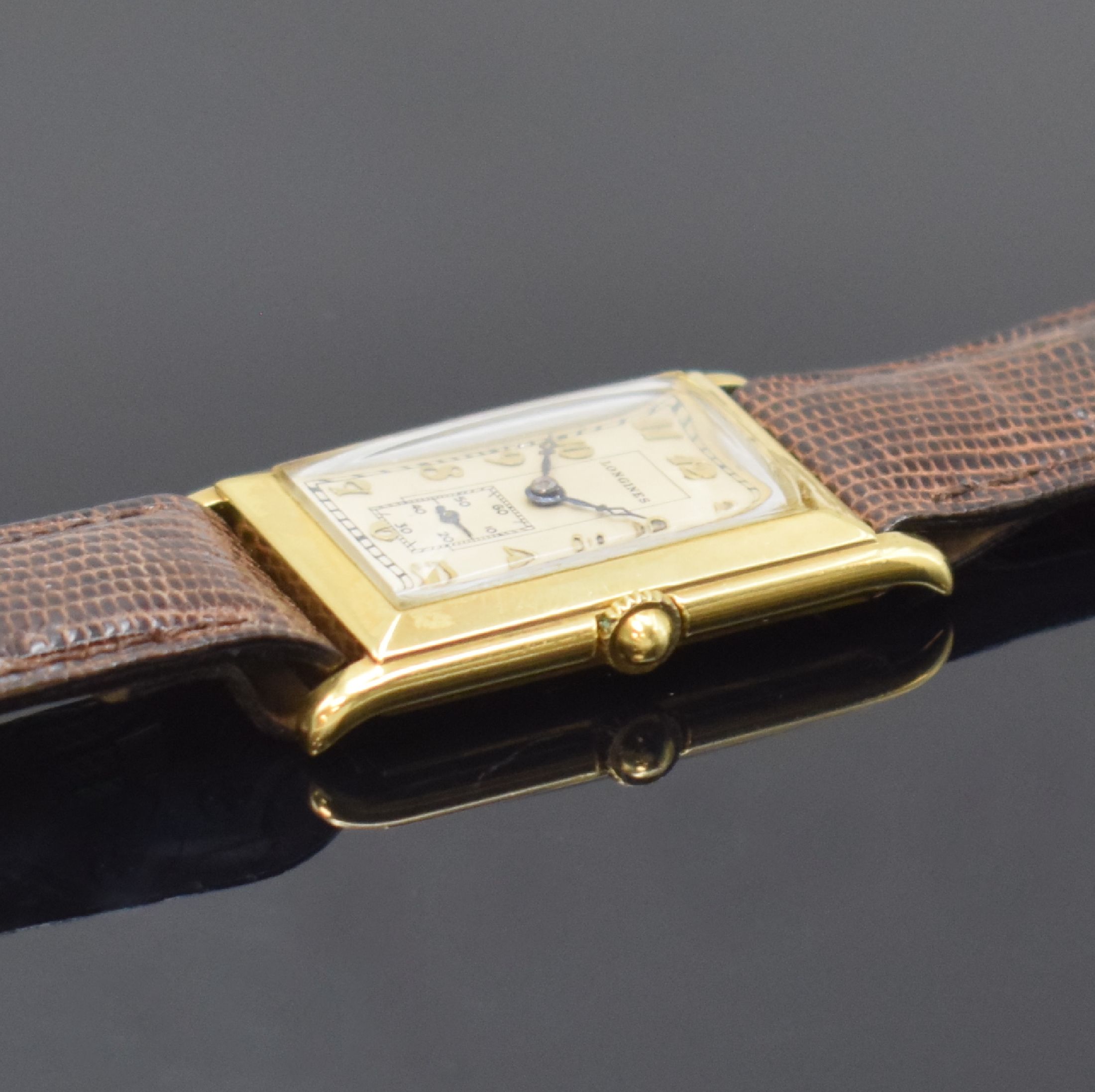 Detail b: LONGINES rechteckige Armbanduhr in GG 750/000, Schweiz um 1929, Handaufzug, Scharniergeh., silb. Zifferbl. rest. m. aufges. gold. Breguet-Zahlen, ...