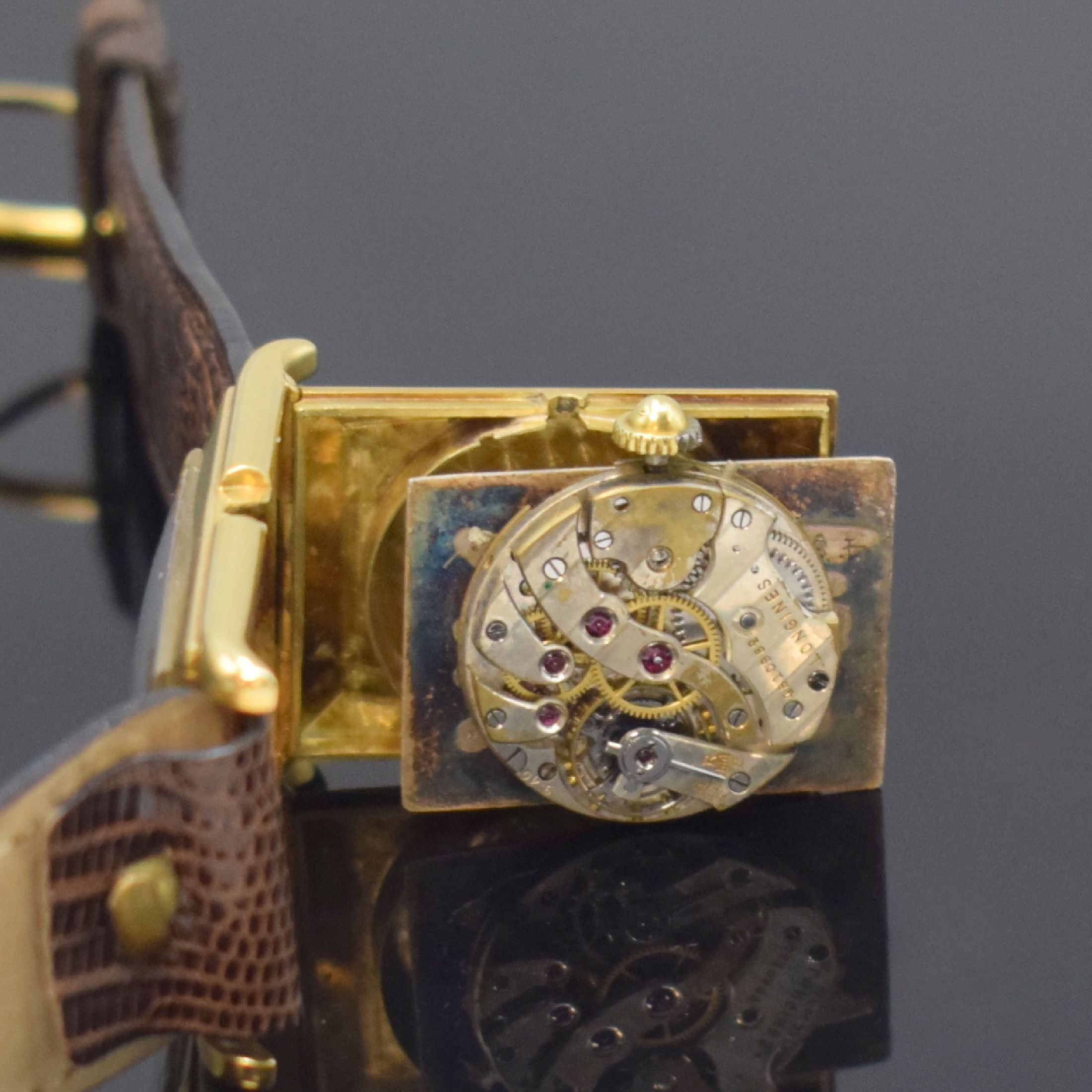 Detail e: LONGINES rechteckige Armbanduhr in GG 750/000, Schweiz um 1929, Handaufzug, Scharniergeh., silb. Zifferbl. rest. m. aufges. gold. Breguet-Zahlen, ...