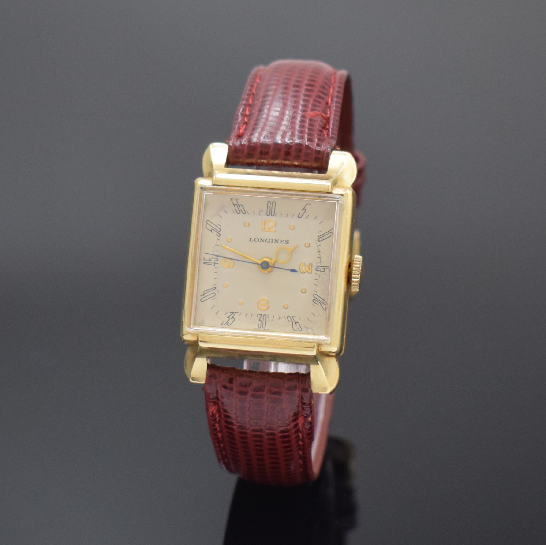 LONGINES seltene rechteckige Armbanduhr mit Zentralsekunde in GG 585/000, Schweiz / USA um 1947, Handaufzug, 2-tlg. Geh., Boden aufgedr., silb. ...