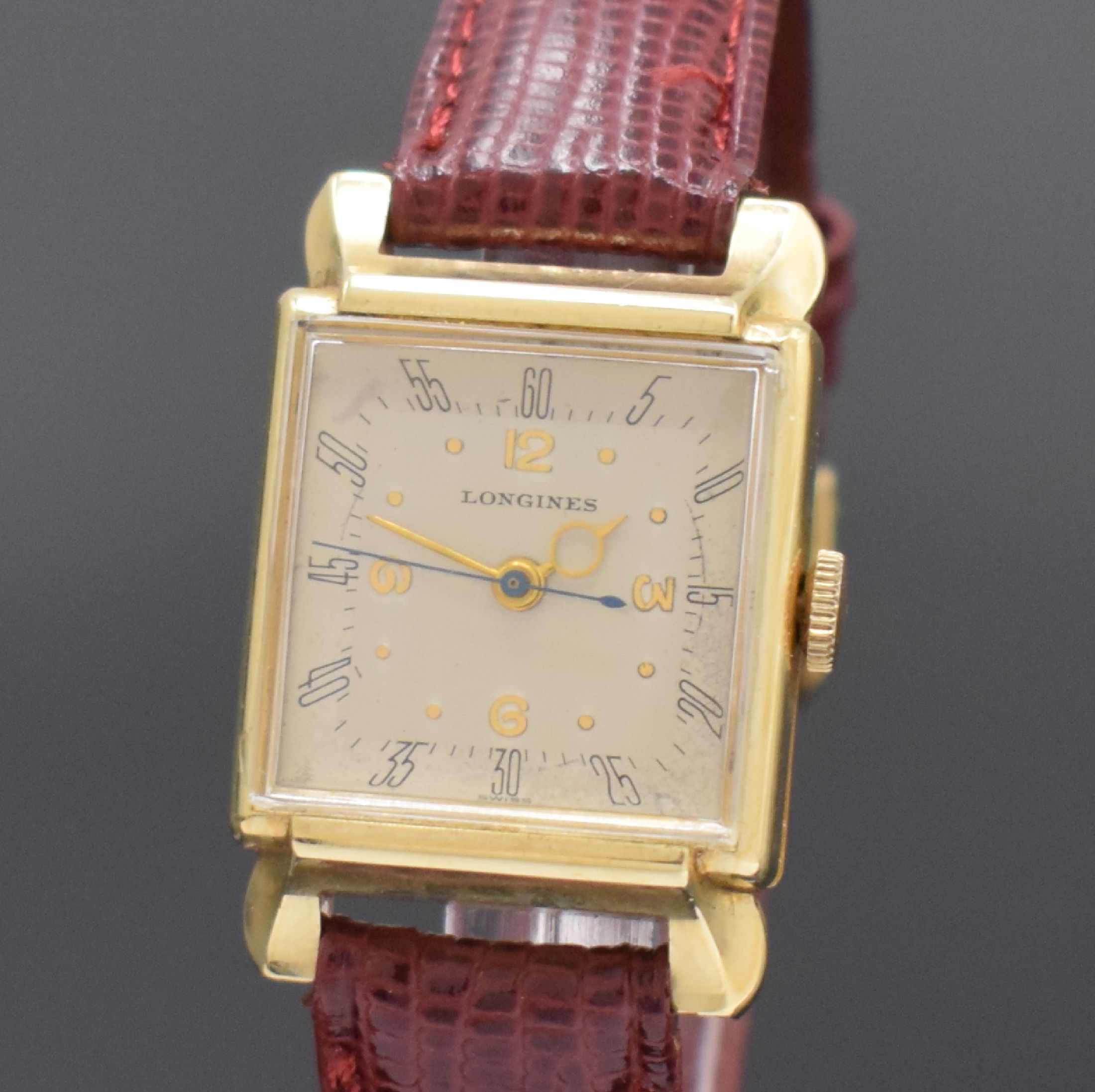 Detail a: LONGINES seltene rechteckige Armbanduhr mit Zentralsekunde in GG 585/000, Schweiz / USA um 1947, Handaufzug, 2-tlg. Geh., Boden aufgedr., silb. ...