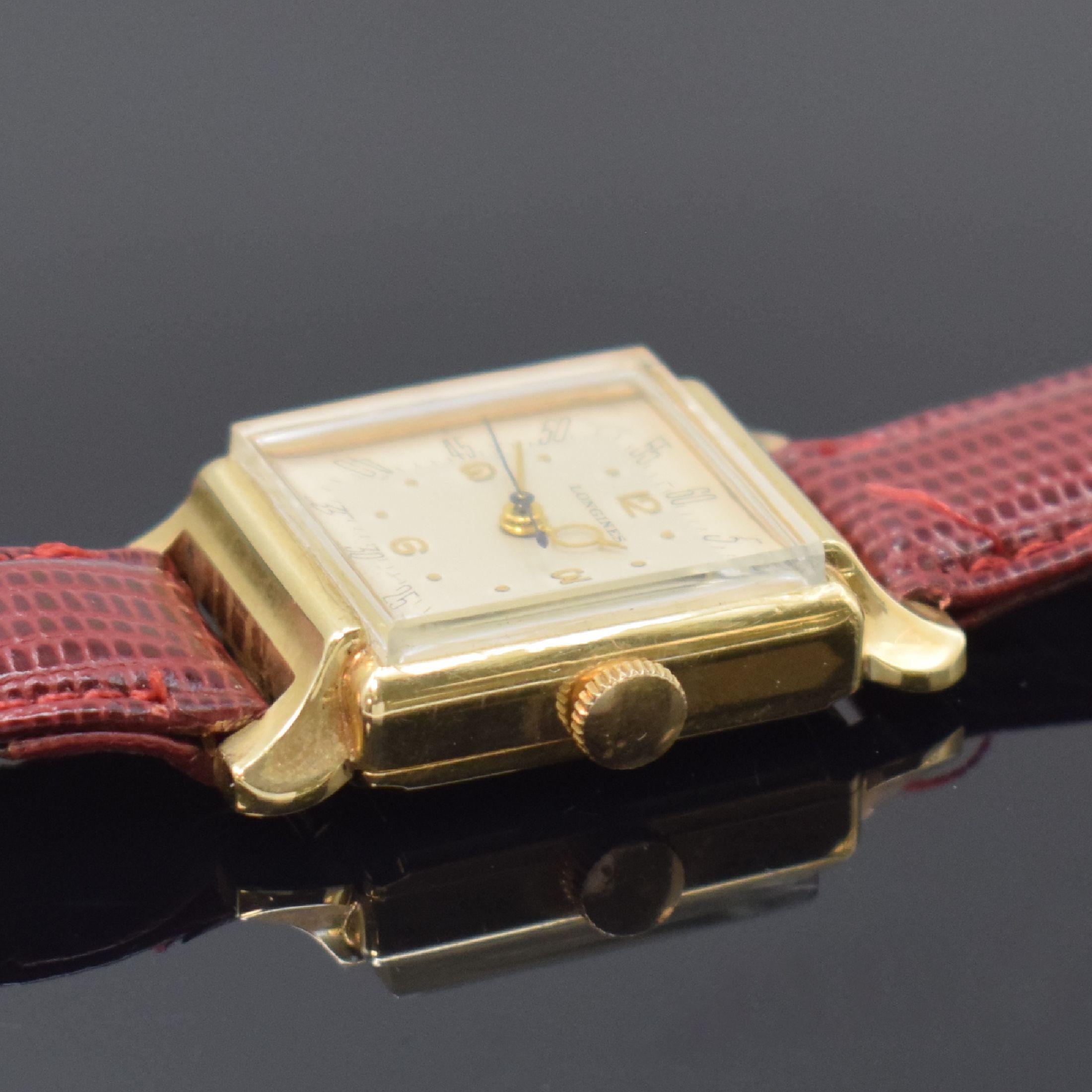 Detail b: LONGINES seltene rechteckige Armbanduhr mit Zentralsekunde in GG 585/000, Schweiz / USA um 1947, Handaufzug, 2-tlg. Geh., Boden aufgedr., silb. ...