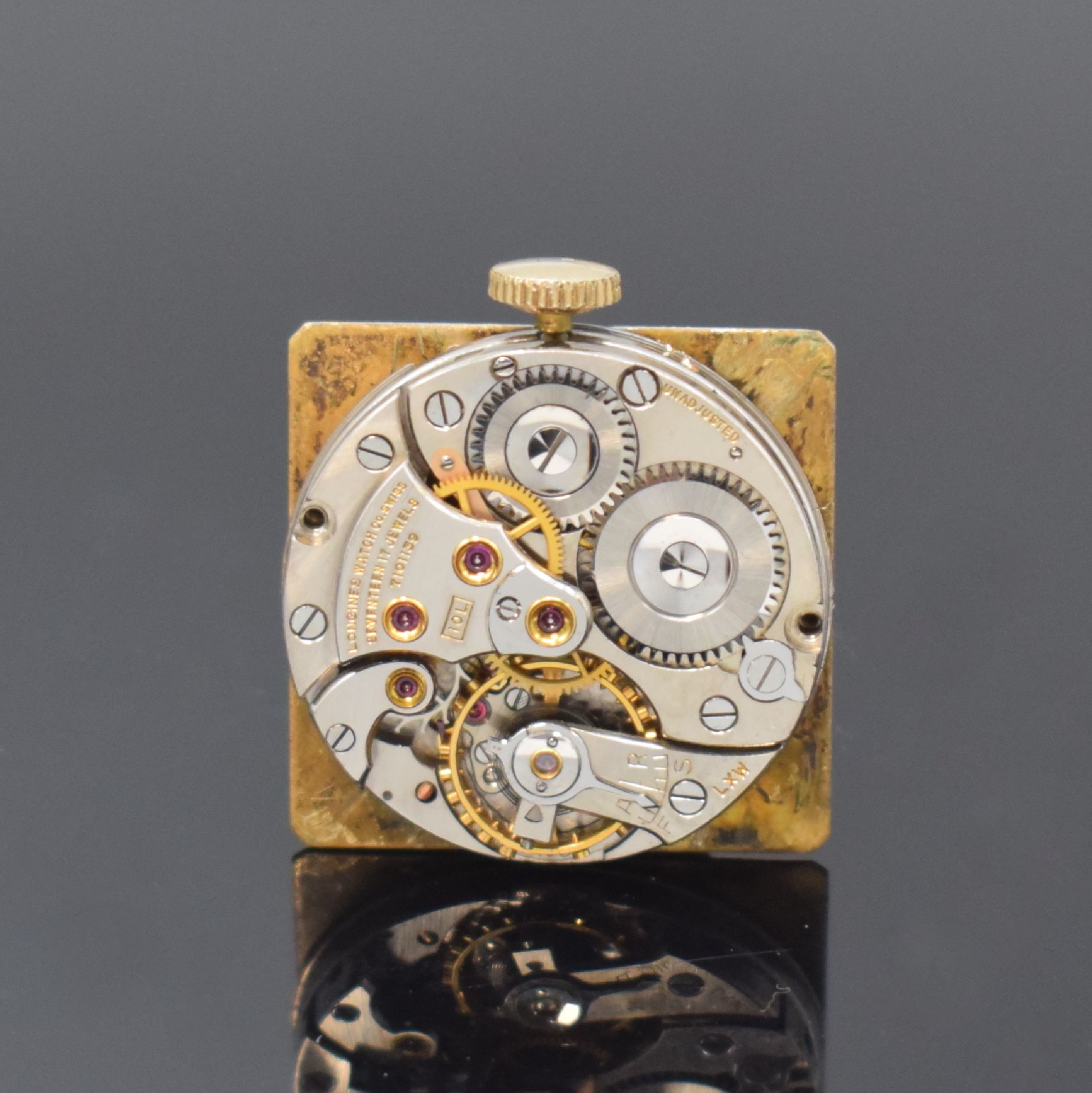 Detail d: LONGINES seltene rechteckige Armbanduhr mit Zentralsekunde in GG 585/000, Schweiz / USA um 1947, Handaufzug, 2-tlg. Geh., Boden aufgedr., silb. ...