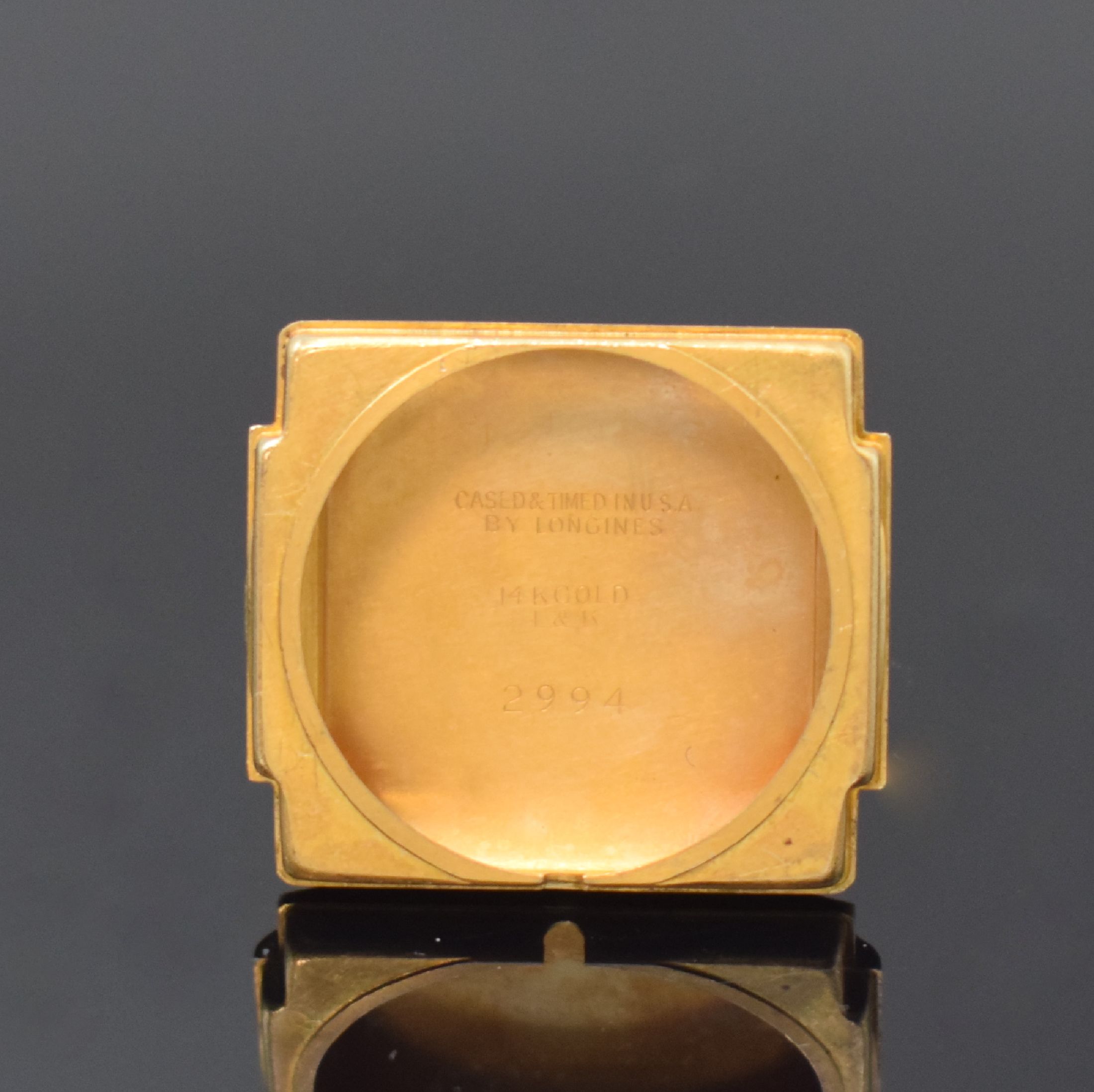 Detail e: LONGINES seltene rechteckige Armbanduhr mit Zentralsekunde in GG 585/000, Schweiz / USA um 1947, Handaufzug, 2-tlg. Geh., Boden aufgedr., silb. ...