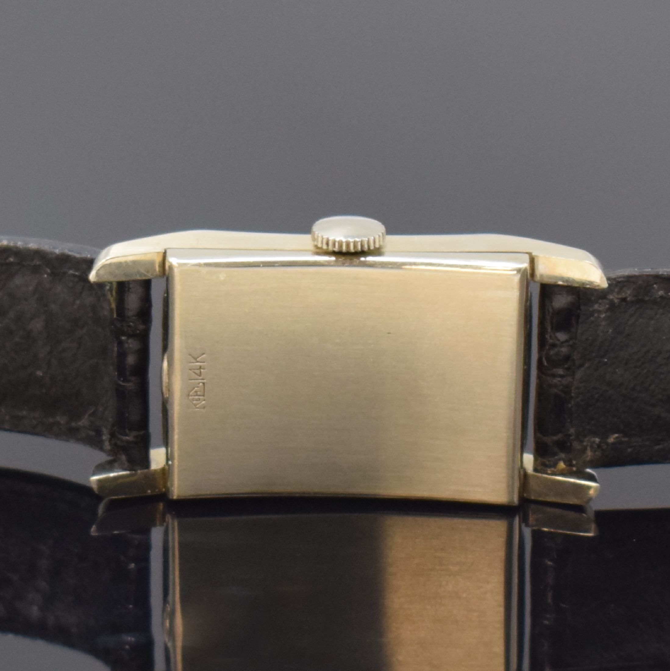 Detail d: LONGINES 2 goldfilled Armbanduhren, Schweiz / USA um 1948, Handaufzug, 2-tlg. Geh., Böden aufgedr., silb. Zifferblätter rest., 1) rechteck., ...