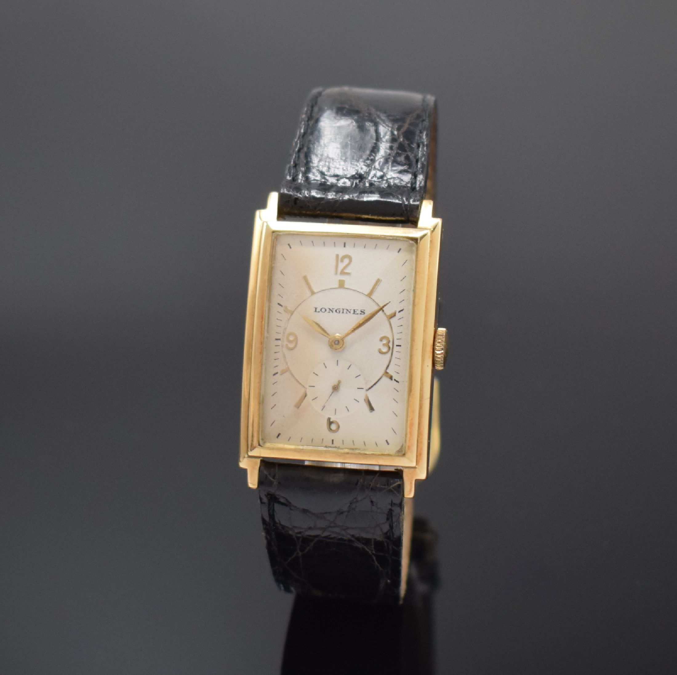 LONGINES rechteckige Armbanduhr in GG 585/000, Schweiz / USA um 1930, Handaufzug, 2-tlg. Geh., Boden aufgedr., silb. Zifferbl. rest., gold. Zeiger, ...
