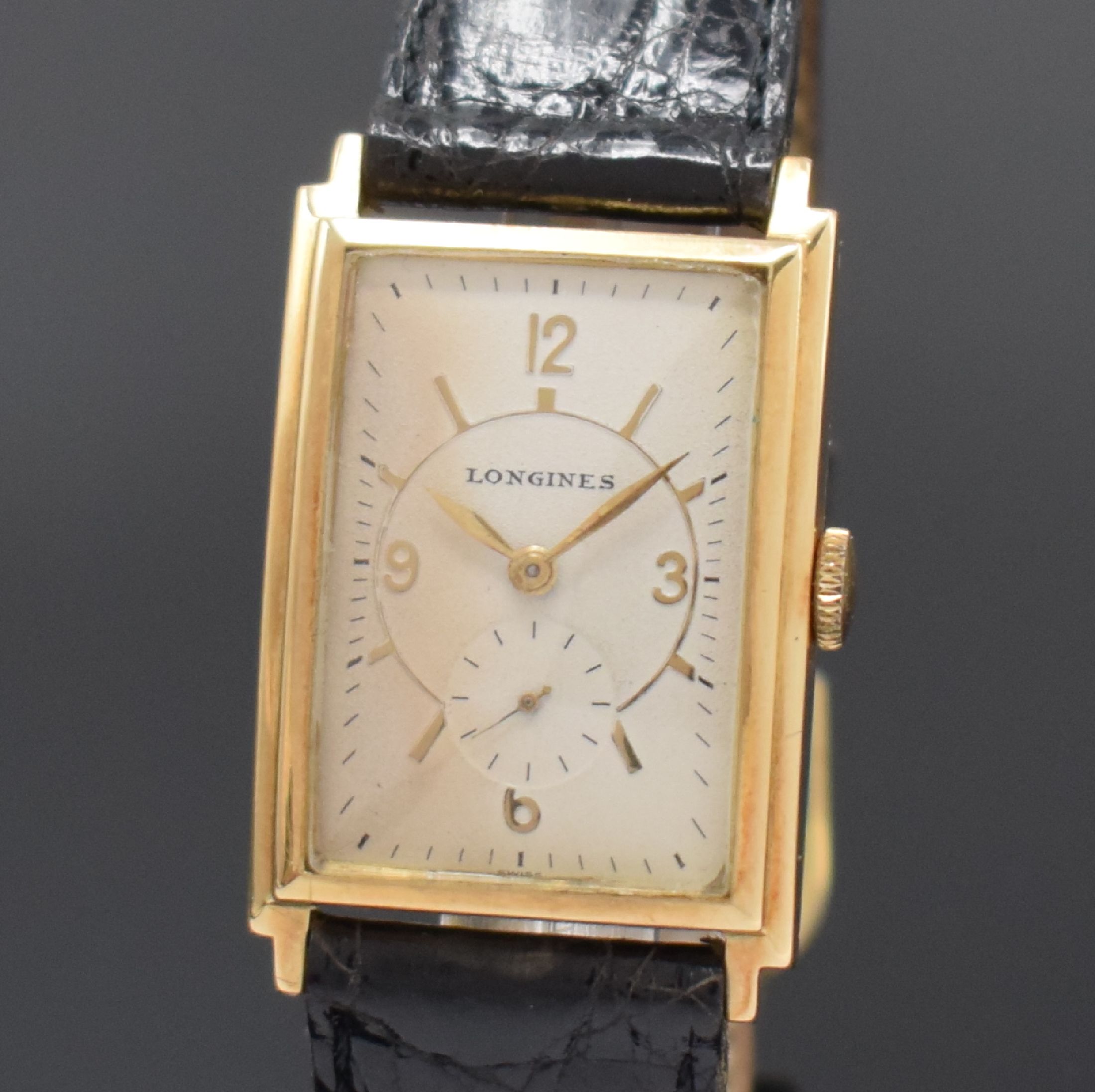 Detail a: LONGINES rechteckige Armbanduhr in GG 585/000, Schweiz / USA um 1930, Handaufzug, 2-tlg. Geh., Boden aufgedr., silb. Zifferbl. rest., gold. Zeiger, ...