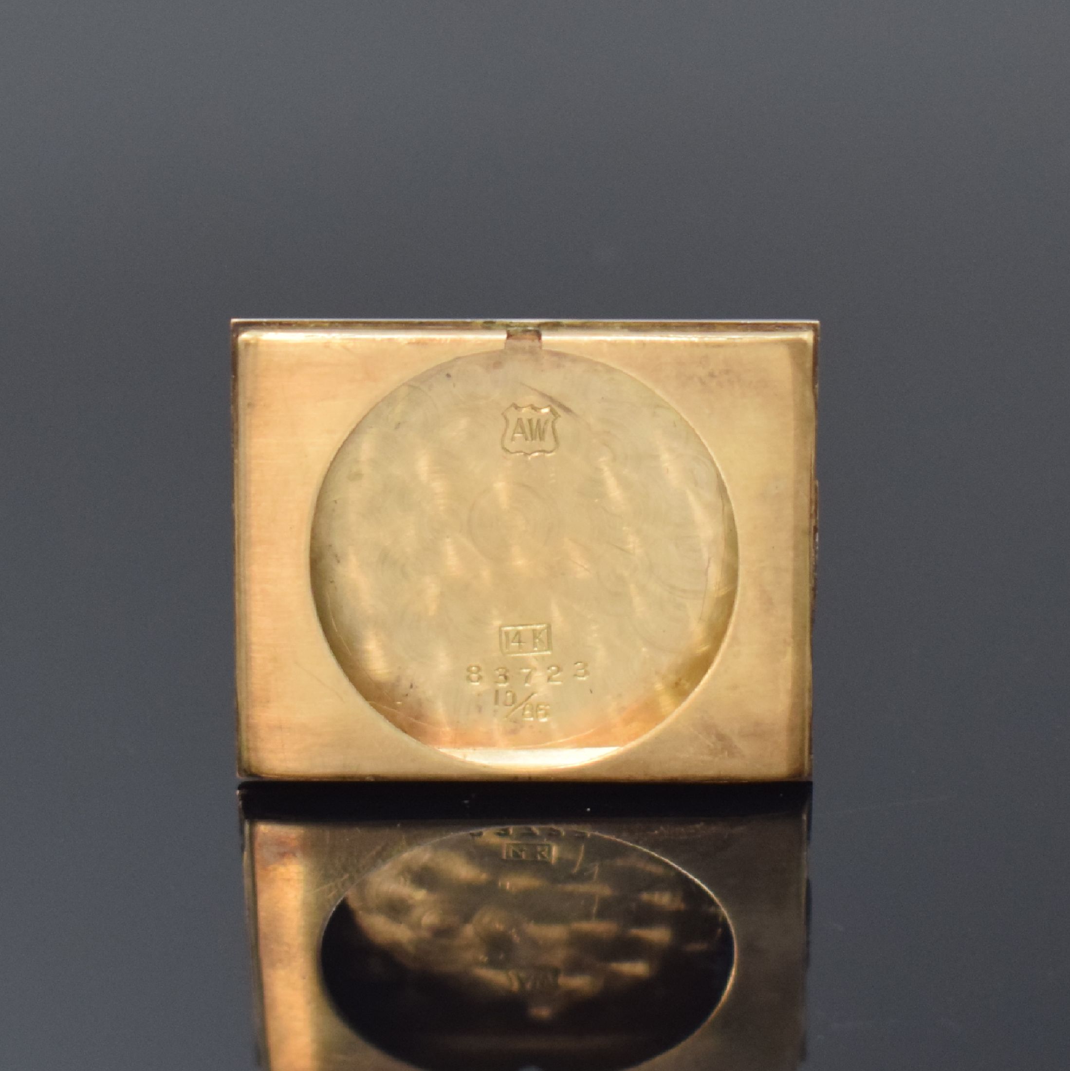 Detail d: LONGINES rechteckige Armbanduhr in GG 585/000, Schweiz / USA um 1930, Handaufzug, 2-tlg. Geh., Boden aufgedr., silb. Zifferbl. rest., gold. Zeiger, ...