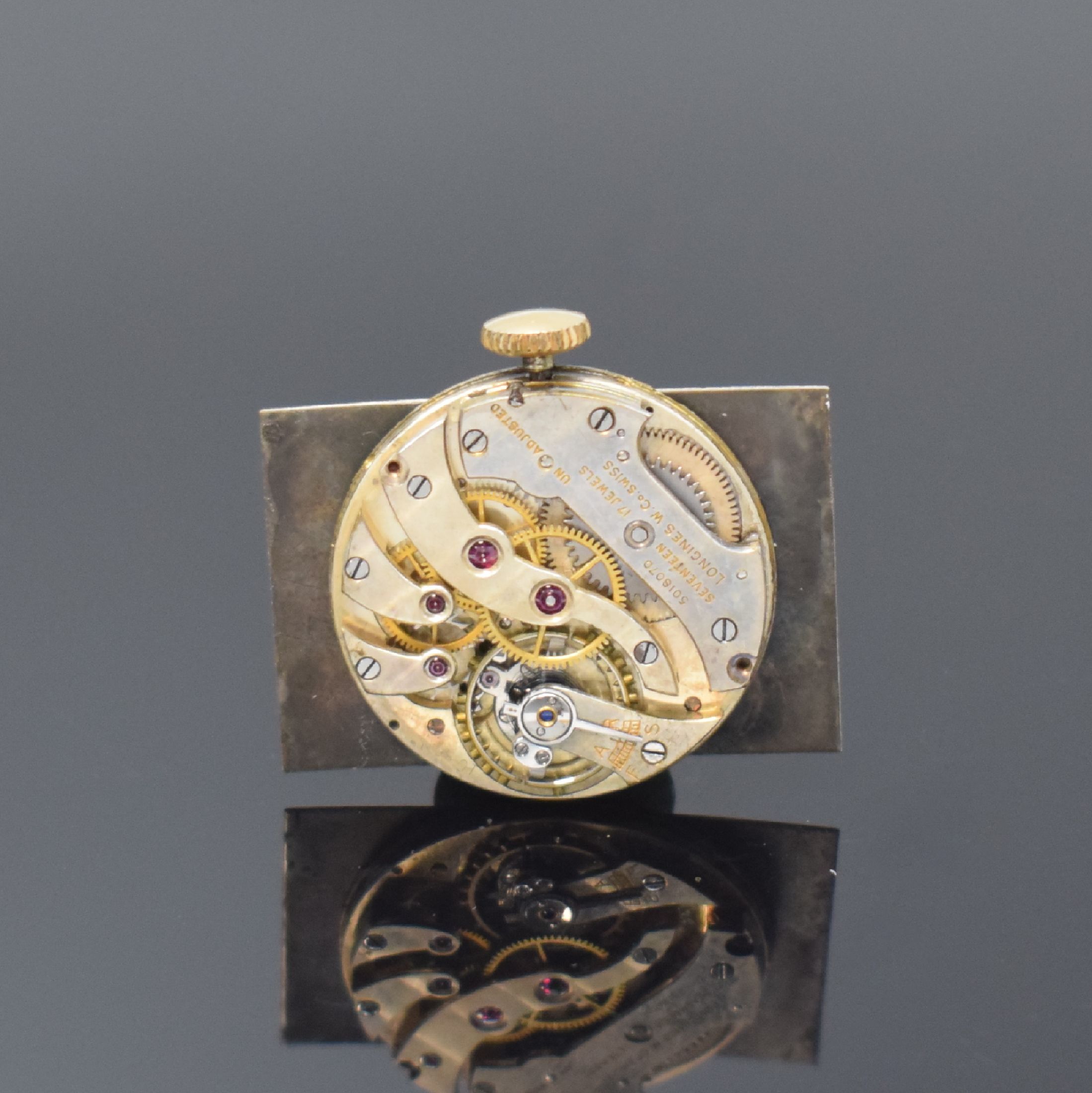 Detail e: LONGINES rechteckige Armbanduhr in GG 585/000, Schweiz / USA um 1930, Handaufzug, 2-tlg. Geh., Boden aufgedr., silb. Zifferbl. rest., gold. Zeiger, ...