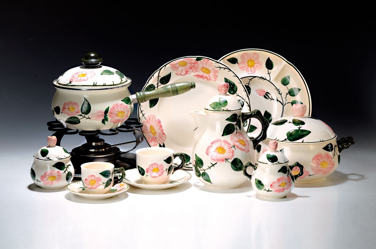 Umfangreiches Kaffee- und Speiseservice, Wild-Rose, Steingut, komplett für 6 Personen, Kaffeekanne, 2 Zuckerdosen, Milchkännchen, Teekanne, 12 ...