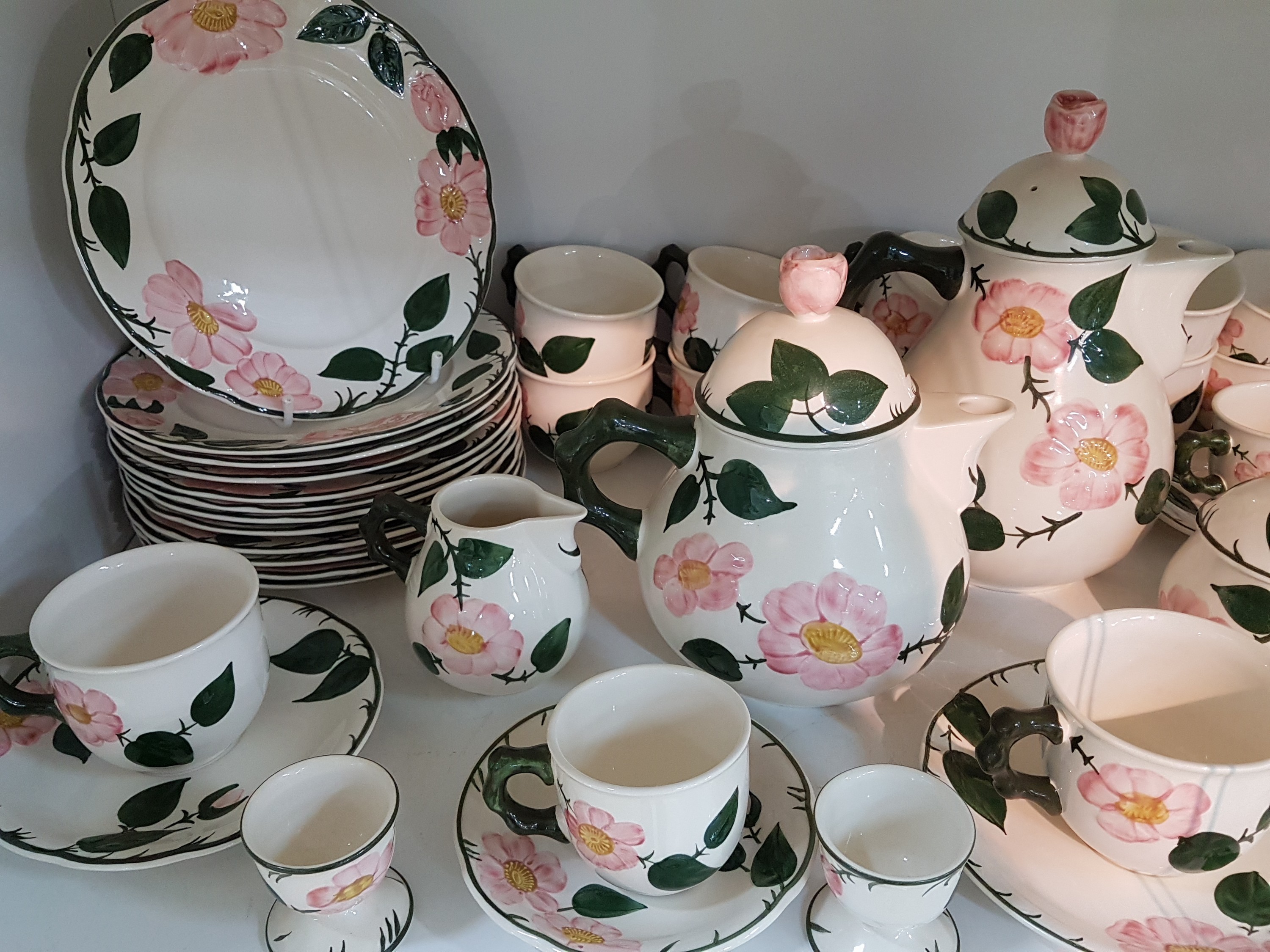 Detail a: Umfangreiches Kaffee- und Speiseservice, Wild-Rose, Steingut, komplett für 6 Personen, Kaffeekanne, 2 Zuckerdosen, Milchkännchen, Teekanne, 12 ...