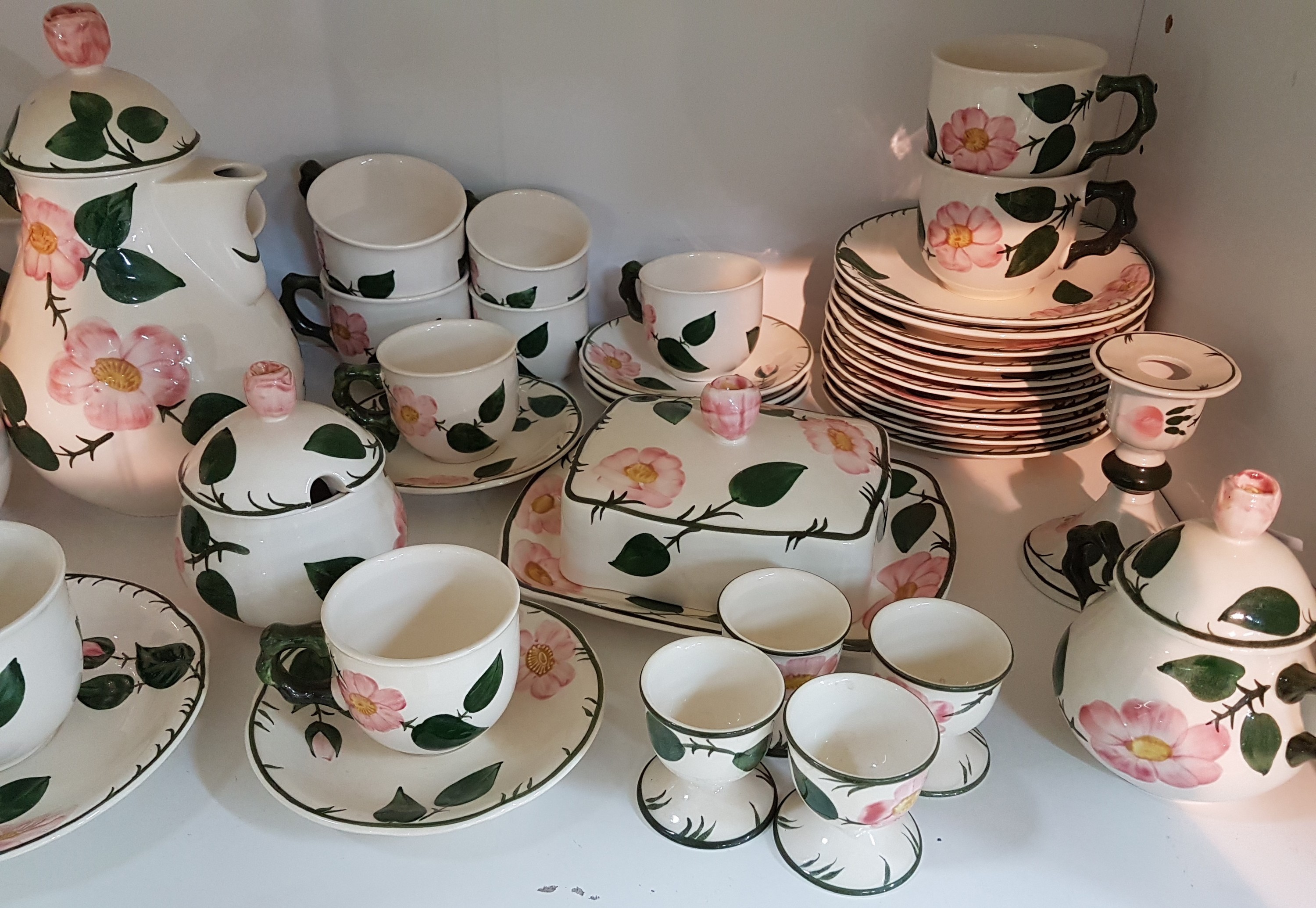 Detail b: Umfangreiches Kaffee- und Speiseservice, Wild-Rose, Steingut, komplett für 6 Personen, Kaffeekanne, 2 Zuckerdosen, Milchkännchen, Teekanne, 12 ...