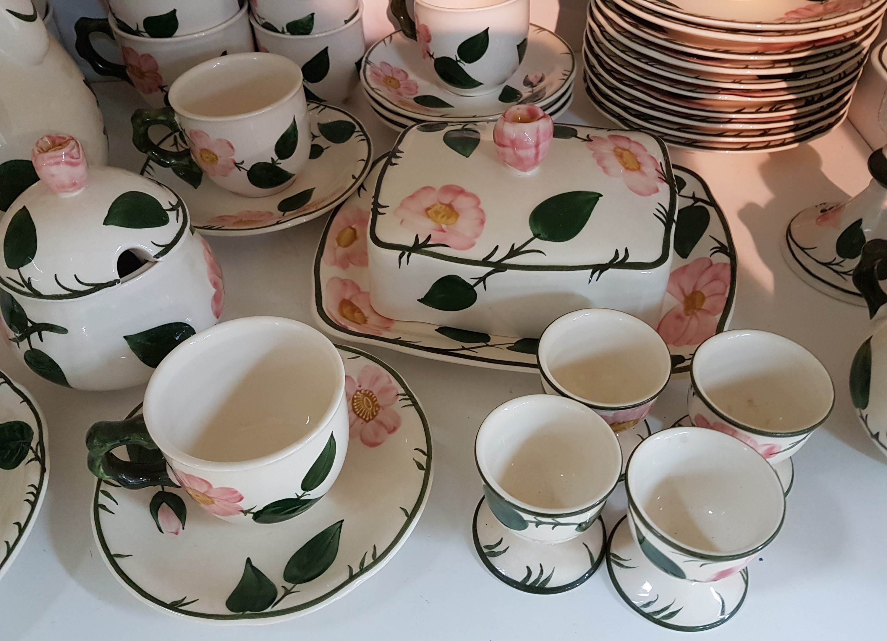 Detail c: Umfangreiches Kaffee- und Speiseservice, Wild-Rose, Steingut, komplett für 6 Personen, Kaffeekanne, 2 Zuckerdosen, Milchkännchen, Teekanne, 12 ...